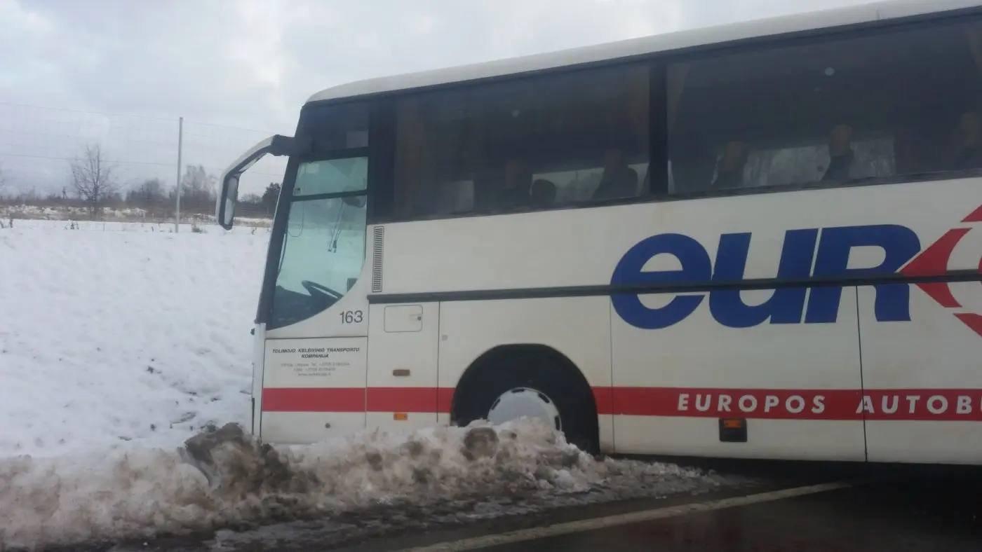 nuo kelio nuslydes autobusas 003
