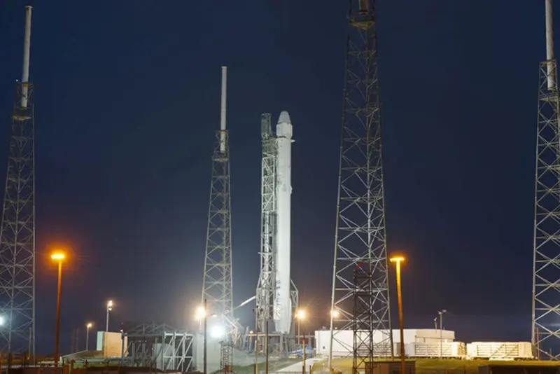 spacex raketa spacexcom nuotr