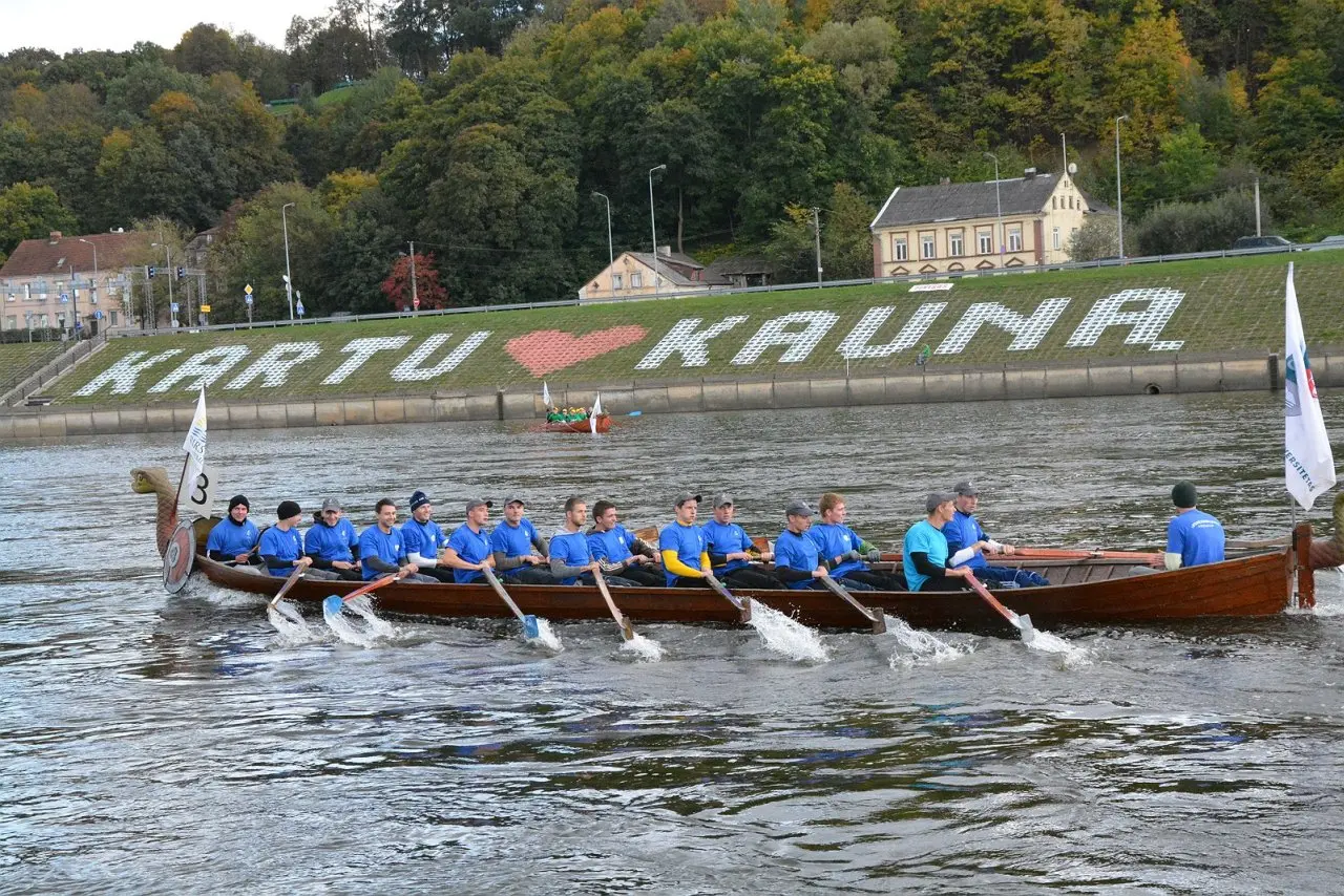 studentai dalyvauja regatoje nemune 002