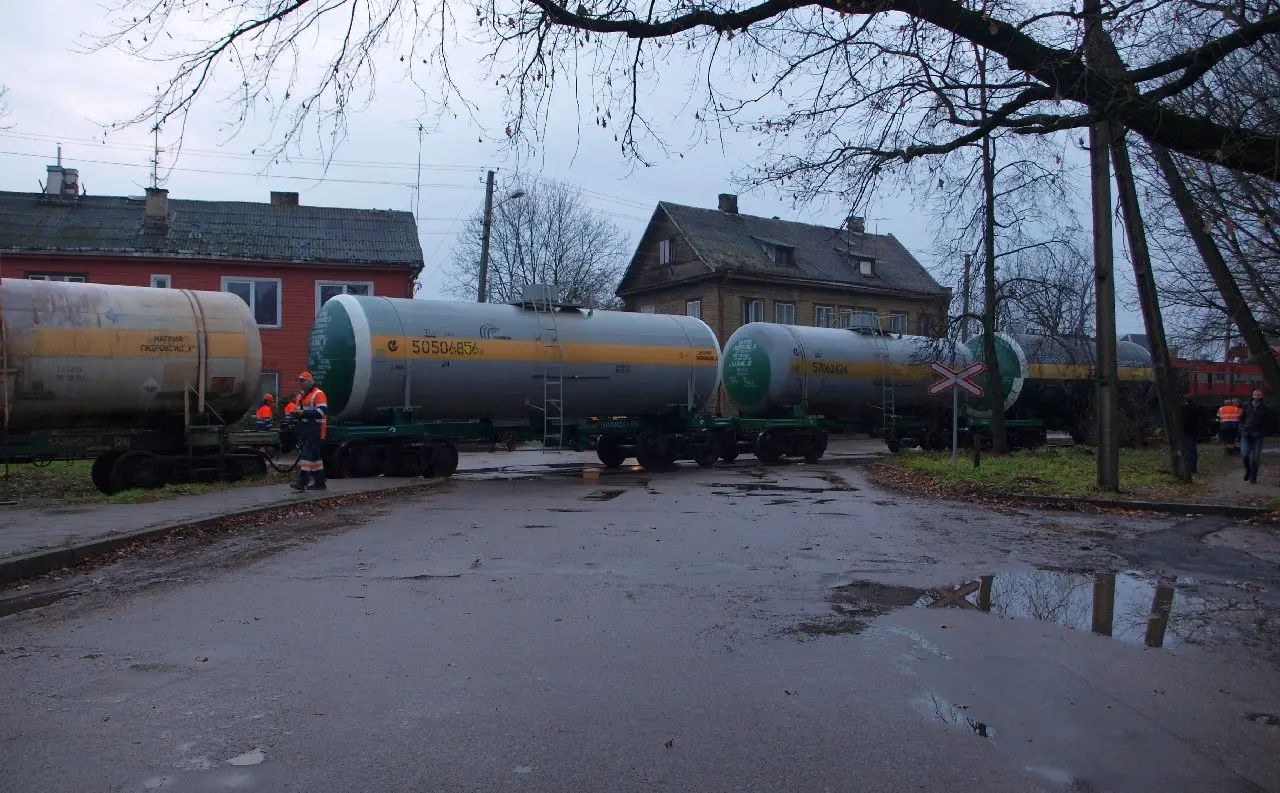 traukinys sustabde eisma drobes gatveje 3