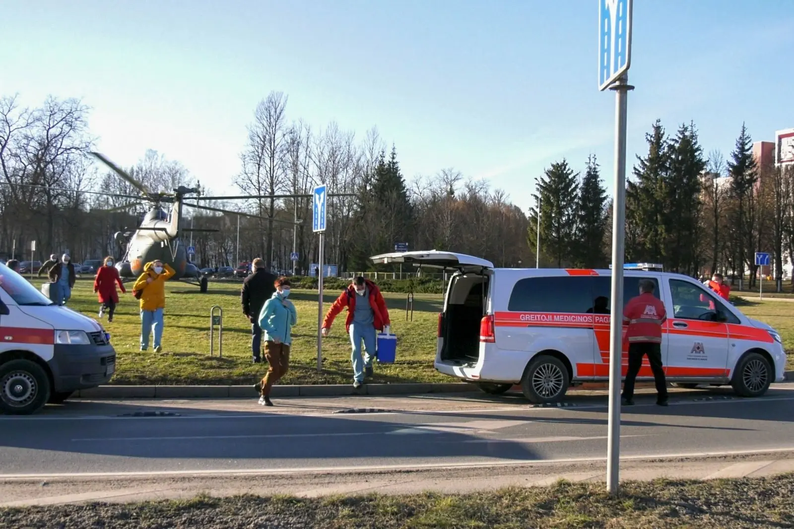 vilniaus eismo ziede prie vul santaros kliniku nusileido sraigtasparni 86696763