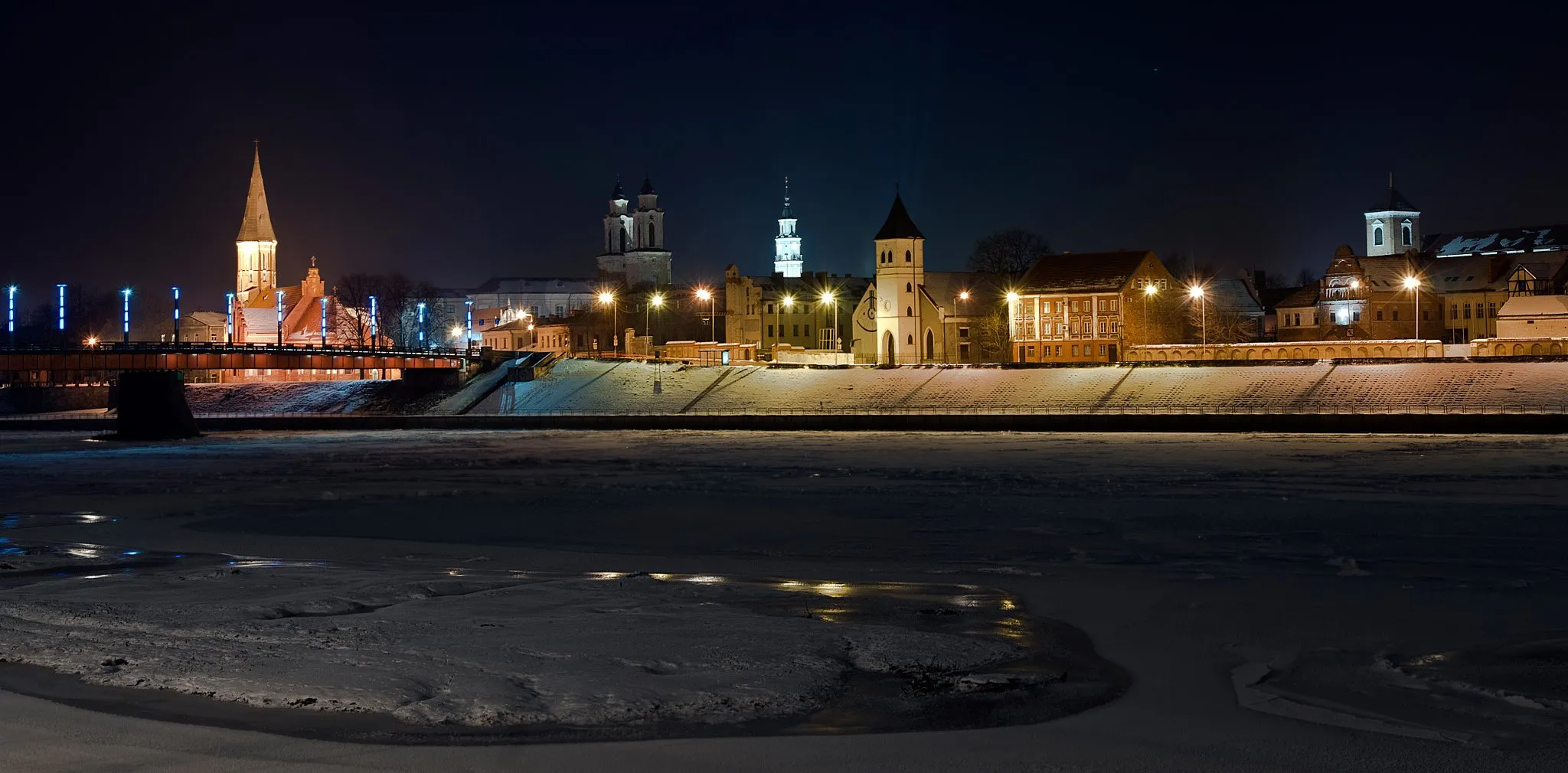 Naktinė senamiesčio panorama nuo Aleksoto pusės