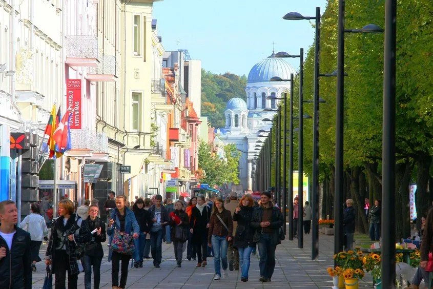 Centrinė miesto gatvė vasarą