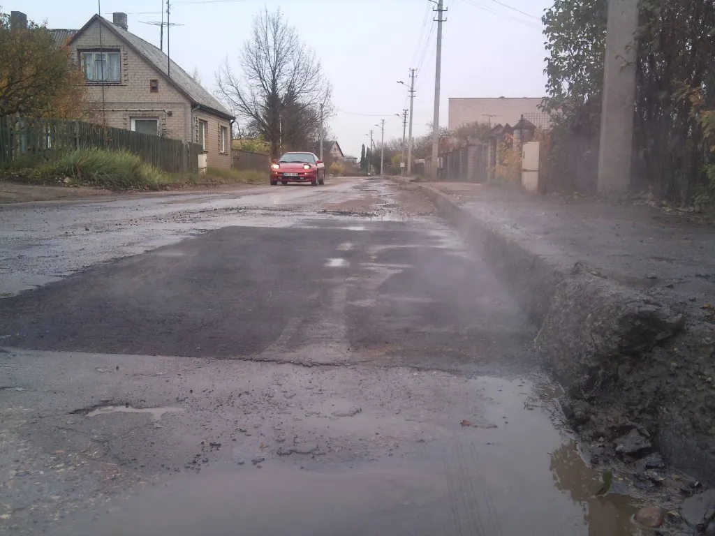 Ką tik sutaisyta duobė Josvainių gatvėje (10-27 15.31)