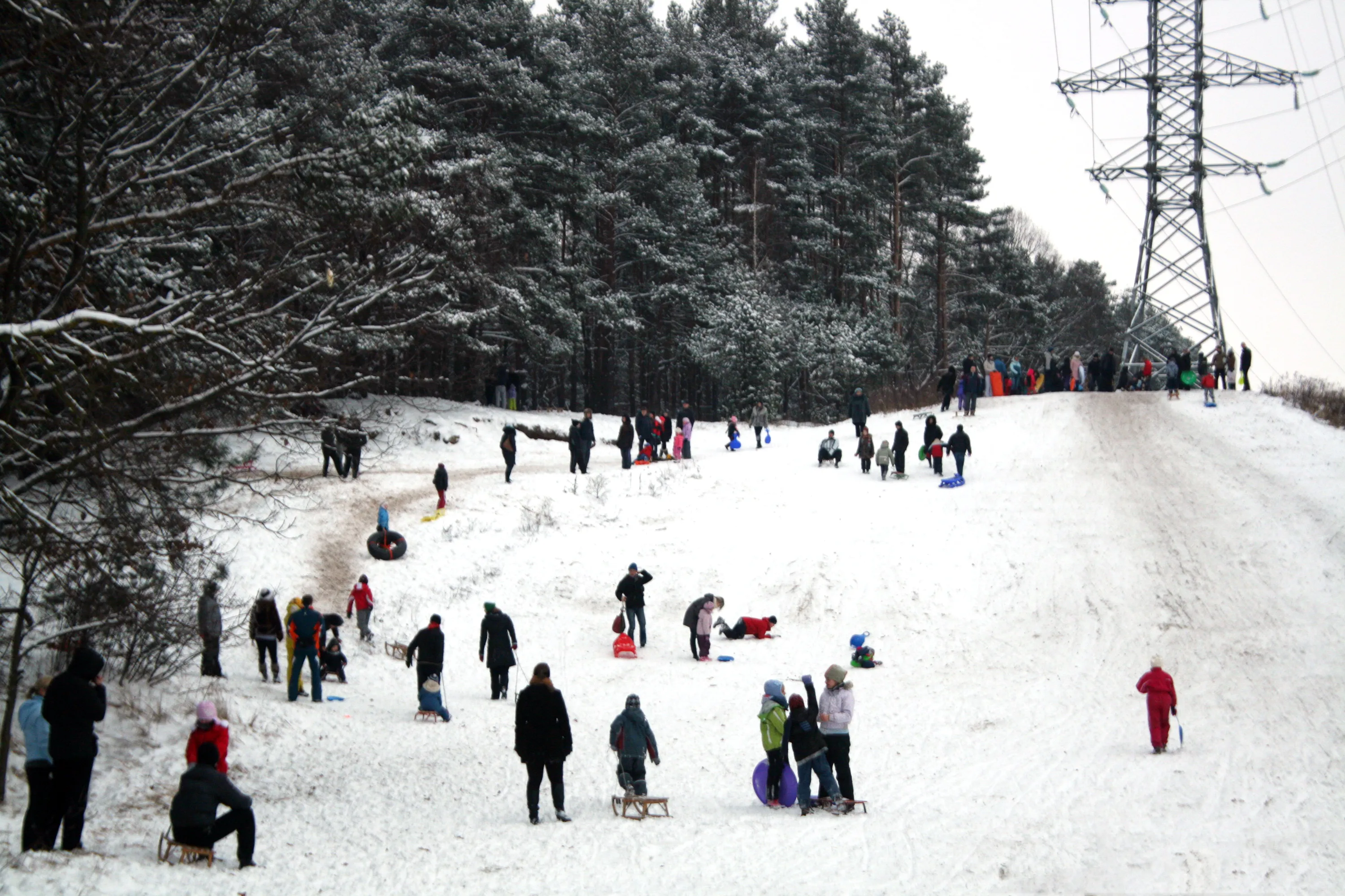 Kauniečiai džiaugiasi sniegu Kleboniškyje