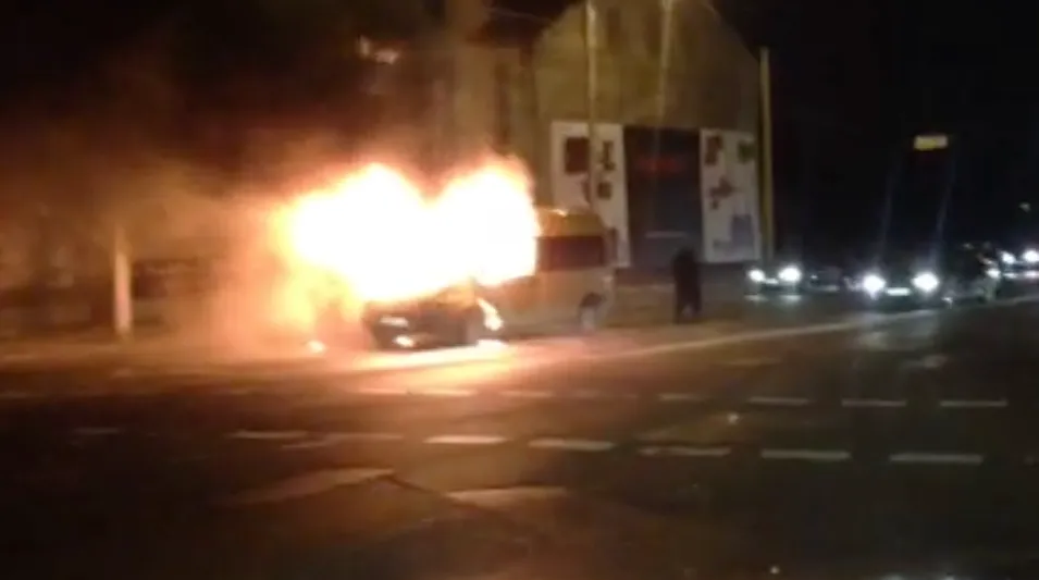 Senamiestyje liepsnojo maršrutinis mikroautobusas| video