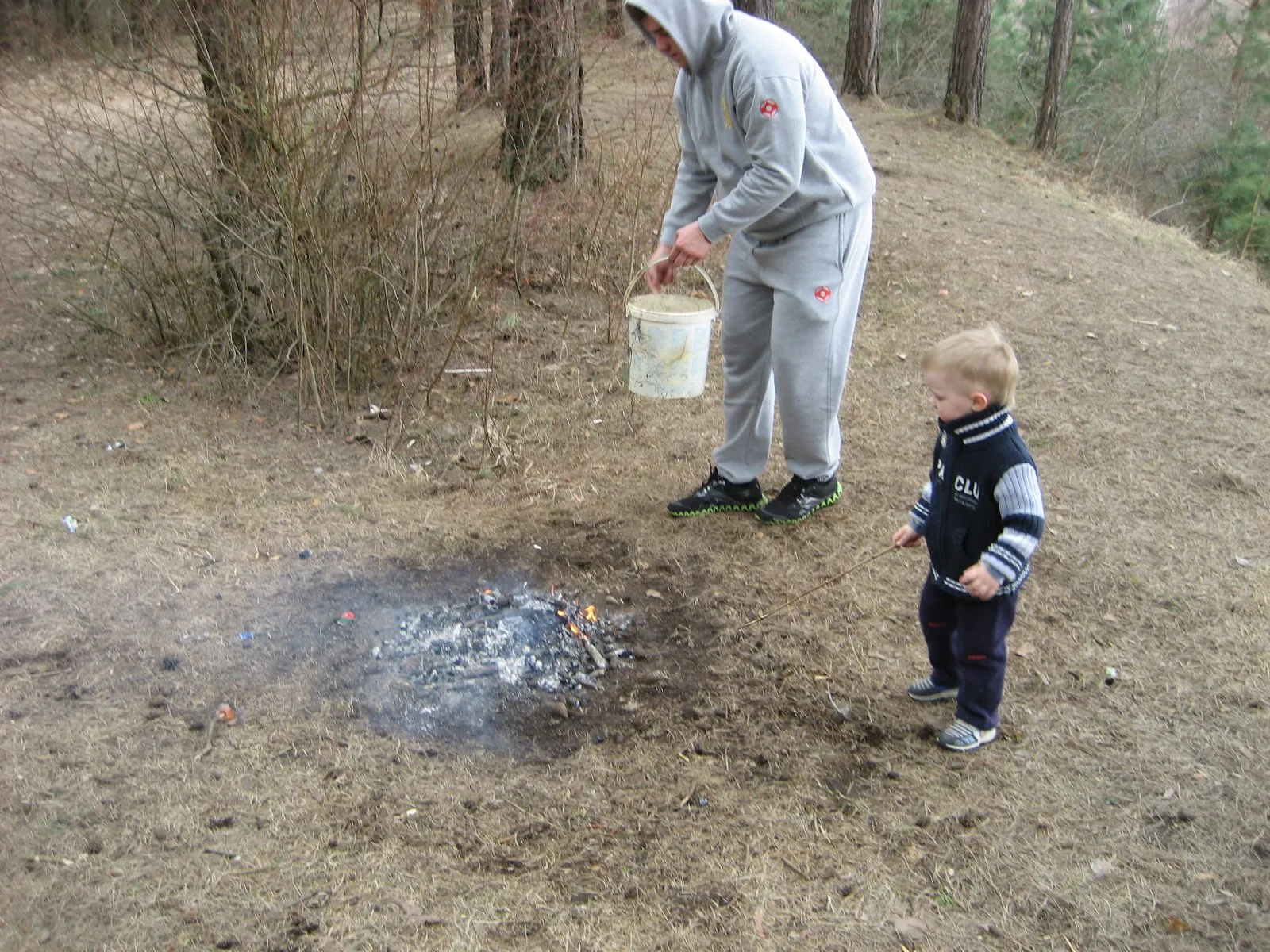 Neatsargūs poilsiautojai paliko degantį laužą
