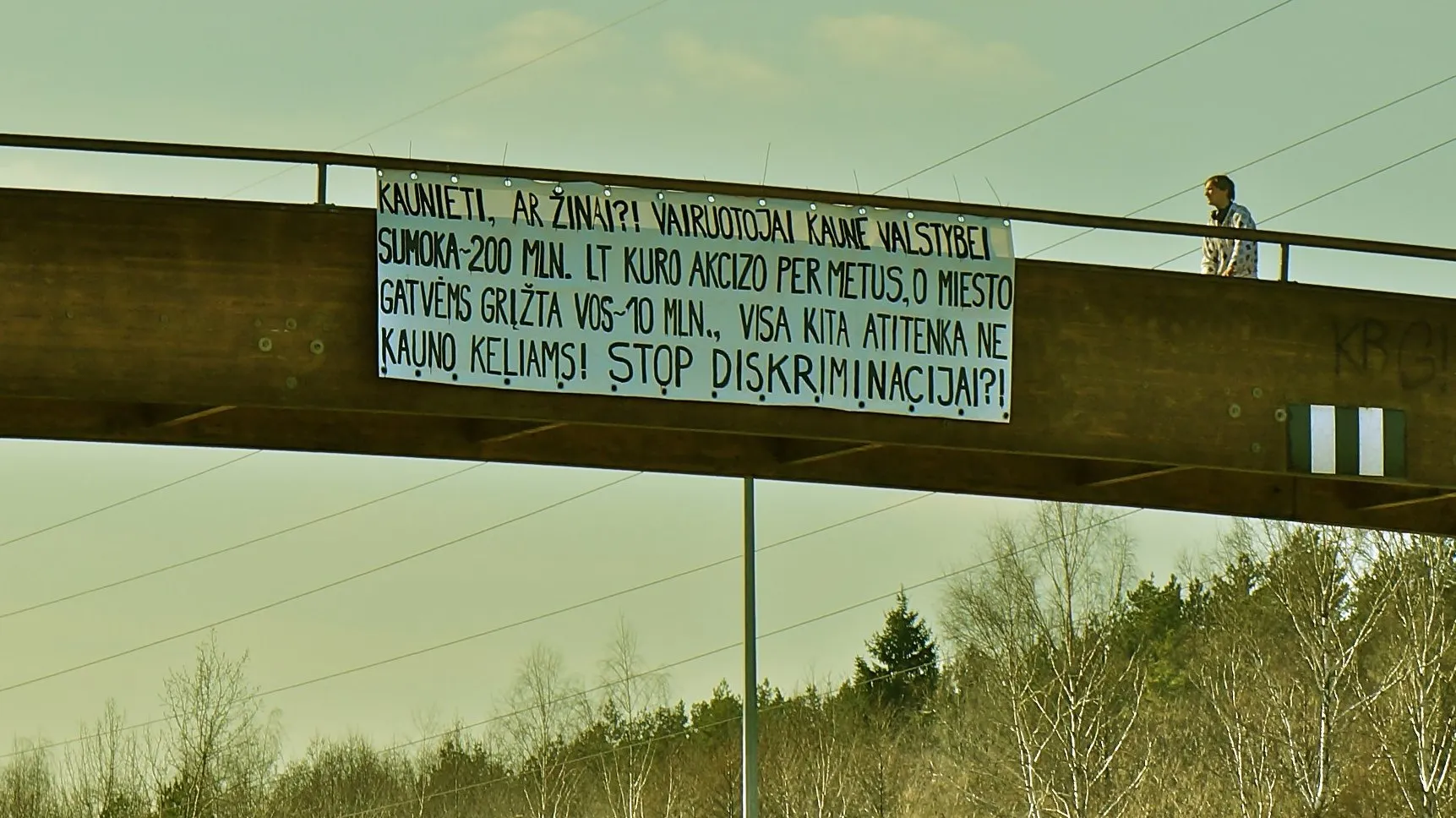 Plakatas dėl kelių