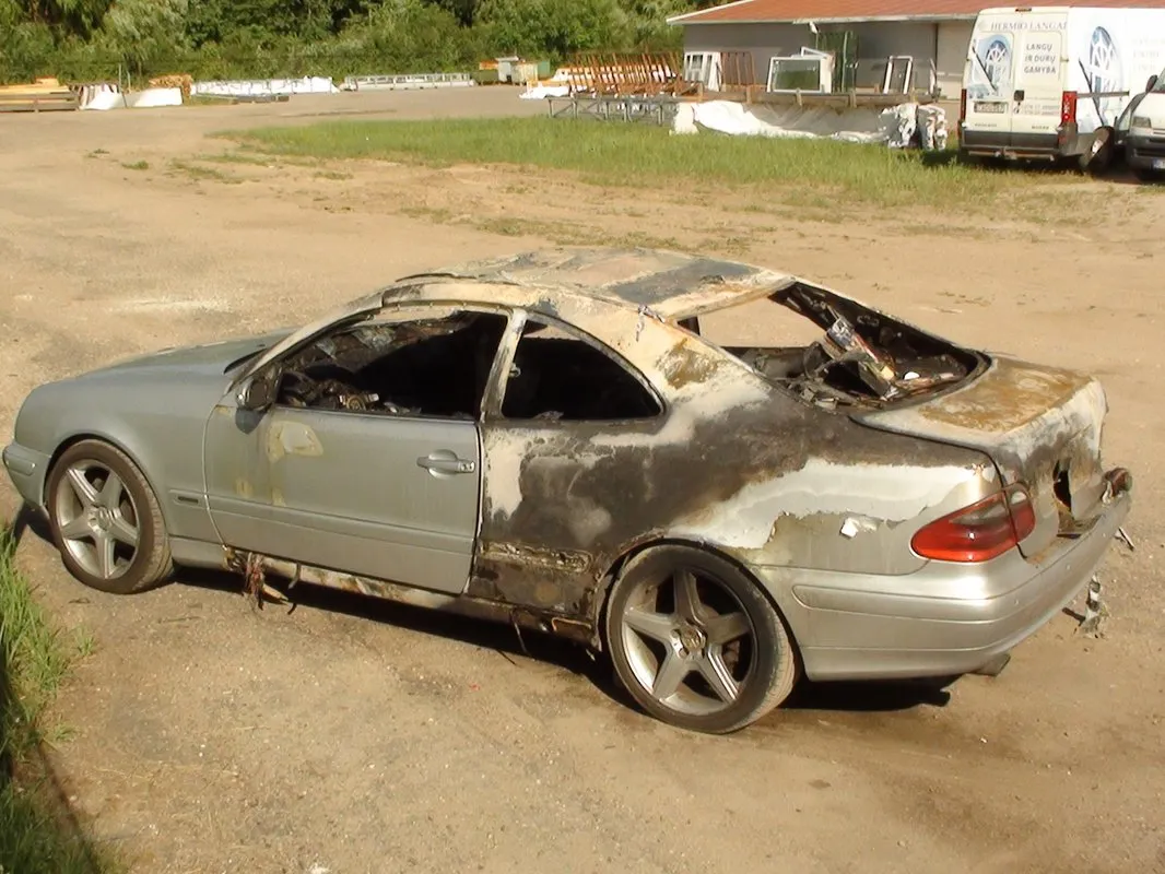 K. Krisko Skambinės sudegęs automobilis Mercedes 01