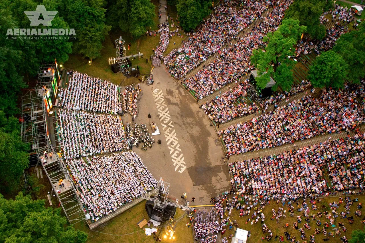 Moksleivių dainų ir šokių šventė Dainų slėnyje