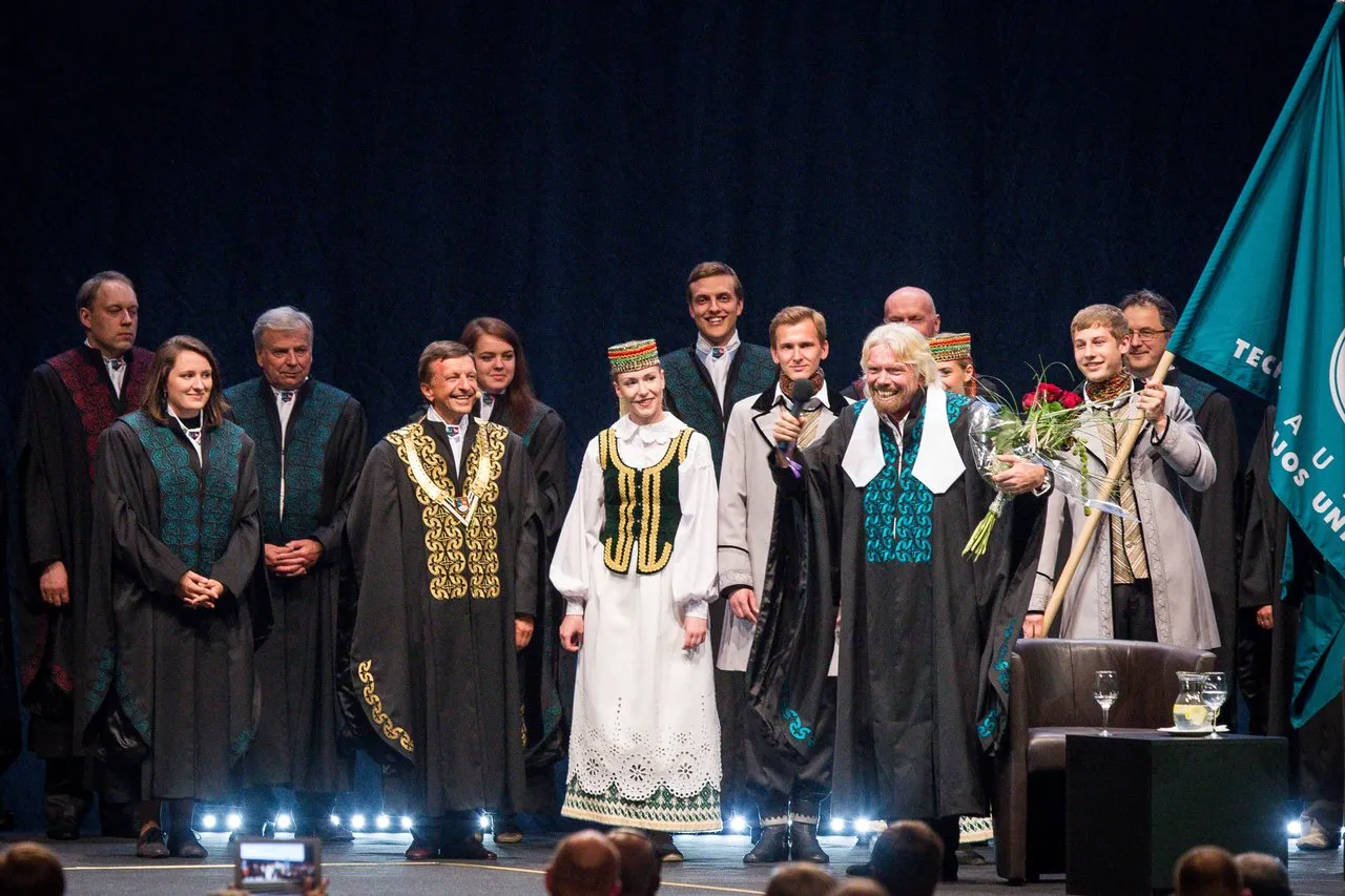 Ričardui Bransonui įteiktos KTU garbės daktaro regalijos 01