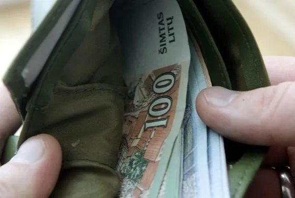 Sukčiai iš senolės pavogė 10 tūkst. litų