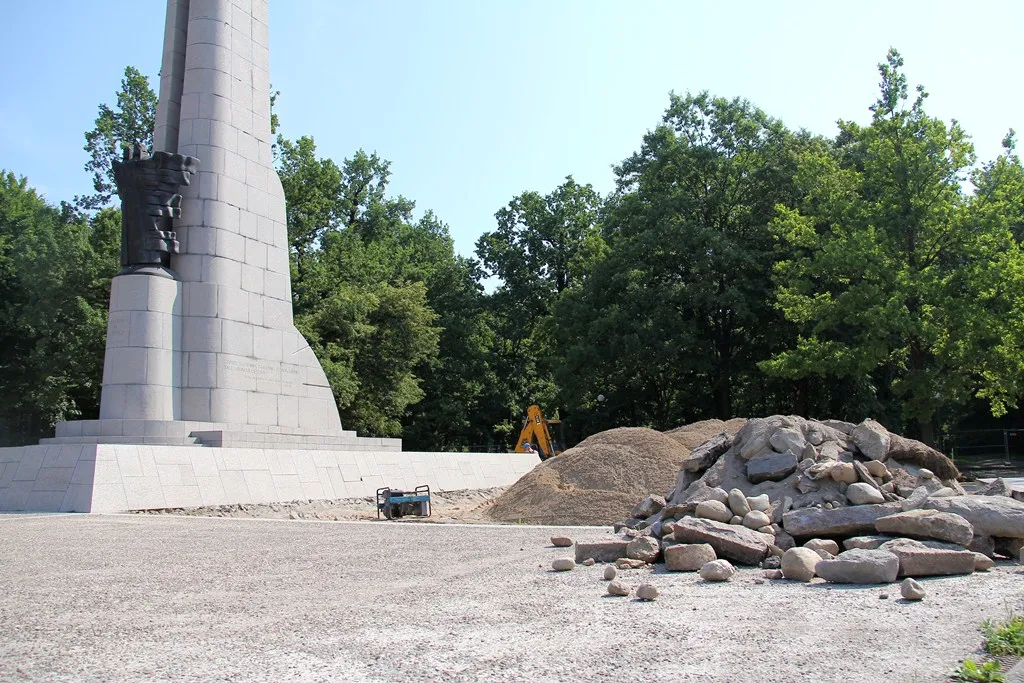 Prie paminklo pluša darbininkai 4