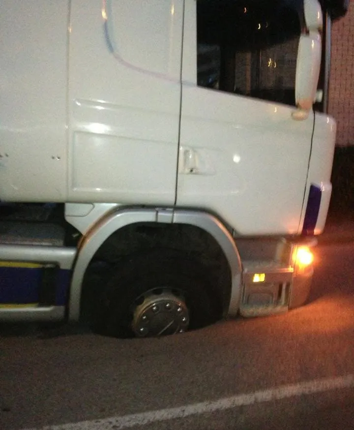 Duobėje užstrigęs vilkikas