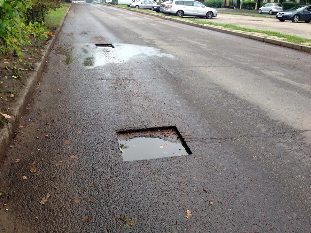Dėl šių duobių išfrezavimo savivaldybė atsakomybės neprisiėmė, bet gatvę po kauniečių skundų sutvarkė