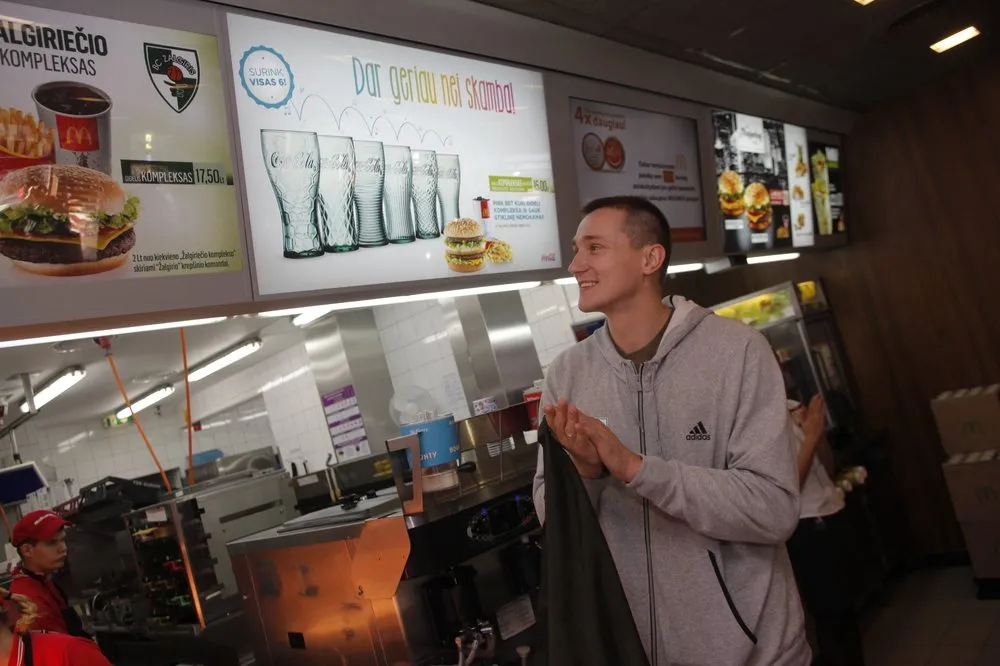 Žalgirio žaidėjai greito maisto restorane04