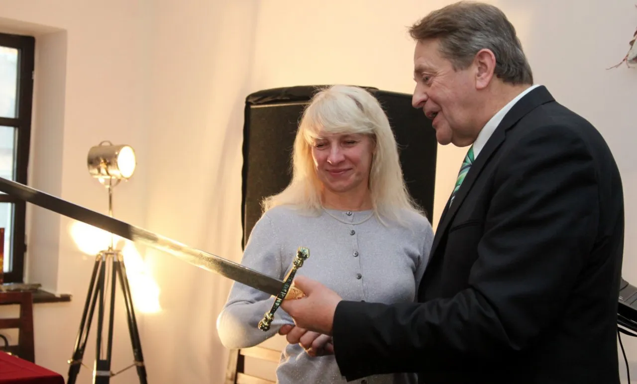 Vidas Mačiulis įteikia apdovanojimą Genovaitei Baliukonytei