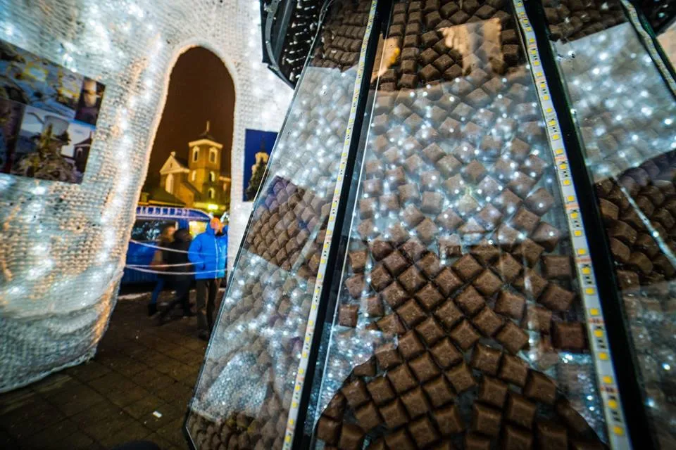 Pagrindinės eglės viduje pastatyta ir šokoladinė eglutė