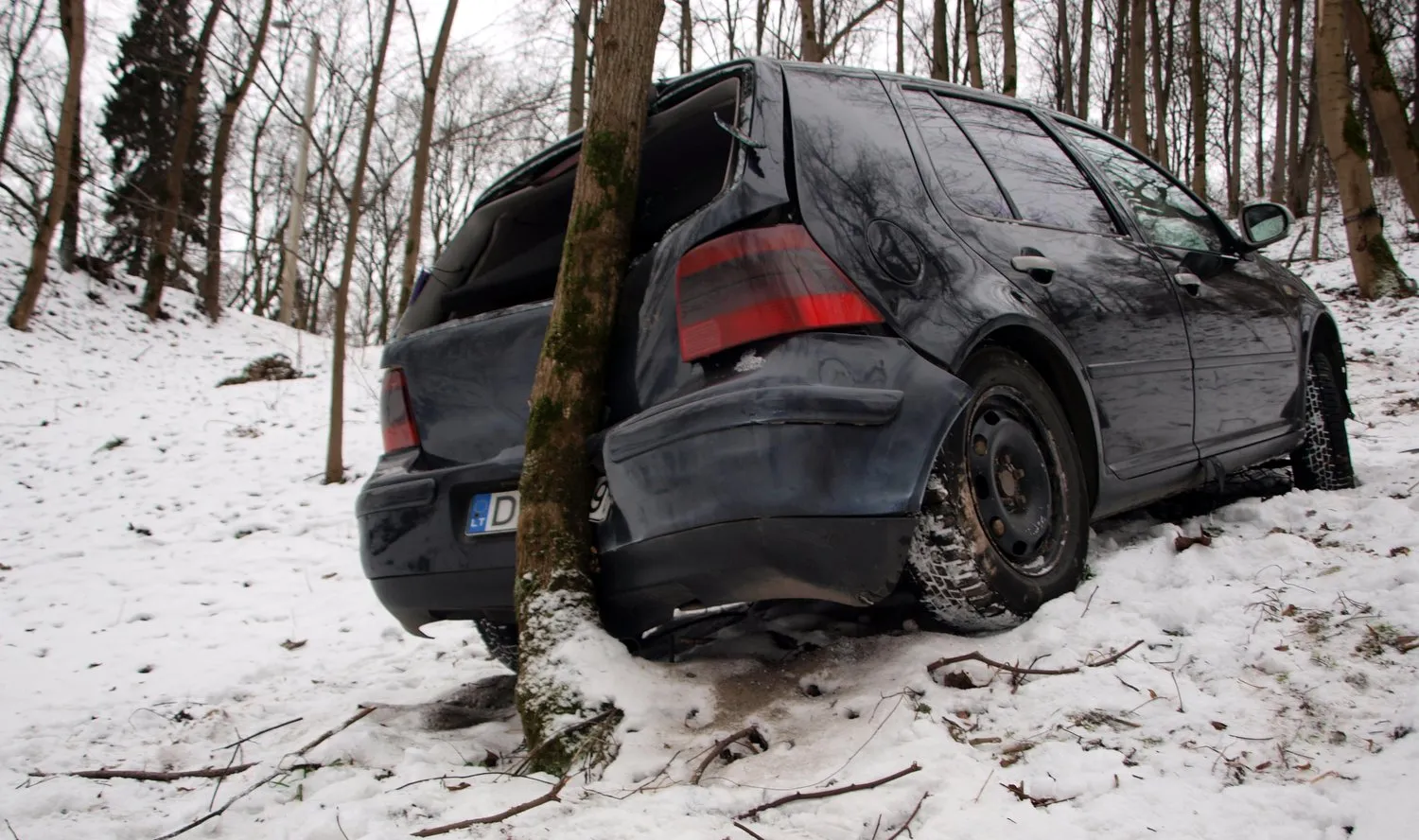 VW Golf skrydis nuo šlaito