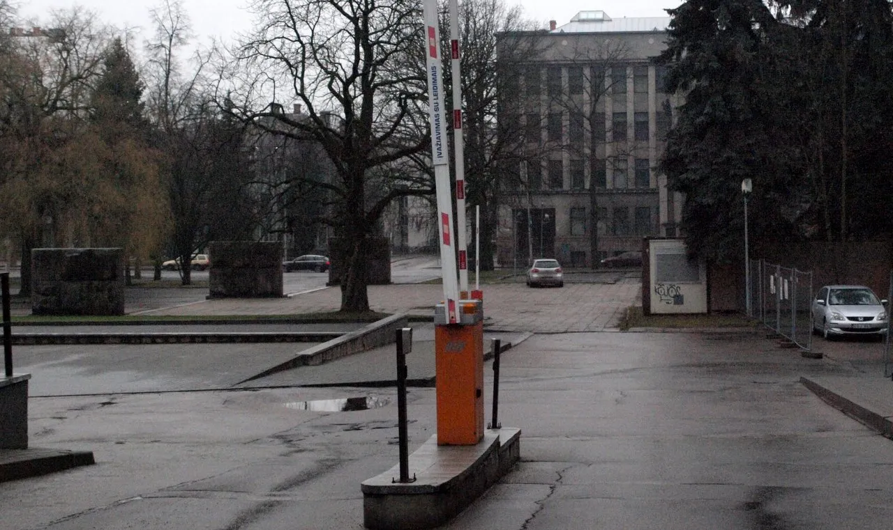 Nors ženklai teigia, kad stovėjimas mokamas, įrengti kelio atitvarai darbo dienomis būna nuleisti