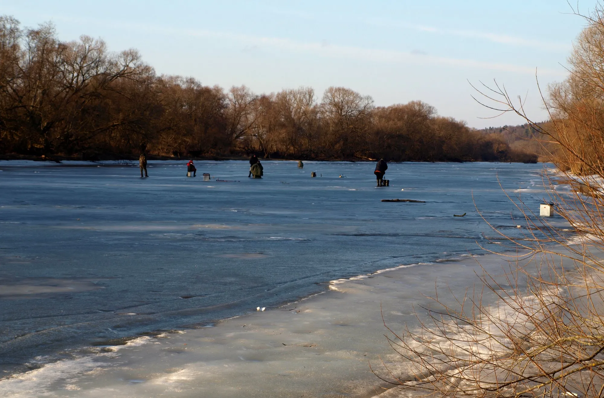 Poledinės žūklės mėgėjai ant Nevėžio ledo