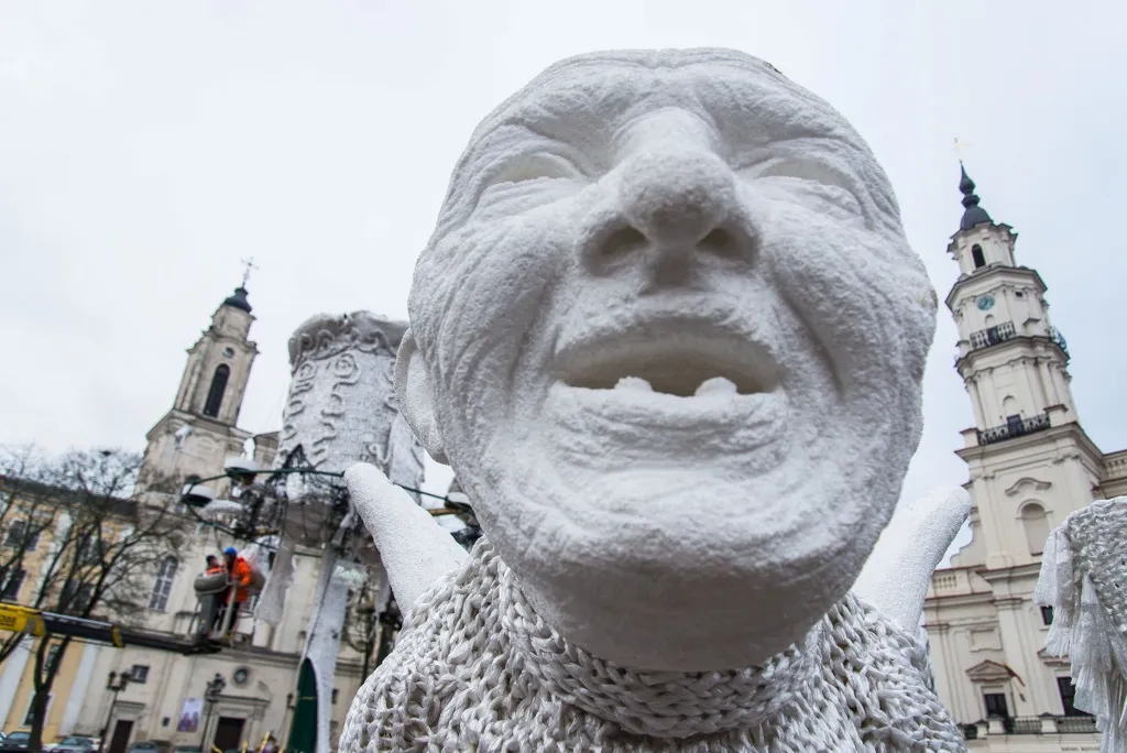 Megztos Kauno eglės "nurengimo" talkos akimirkos