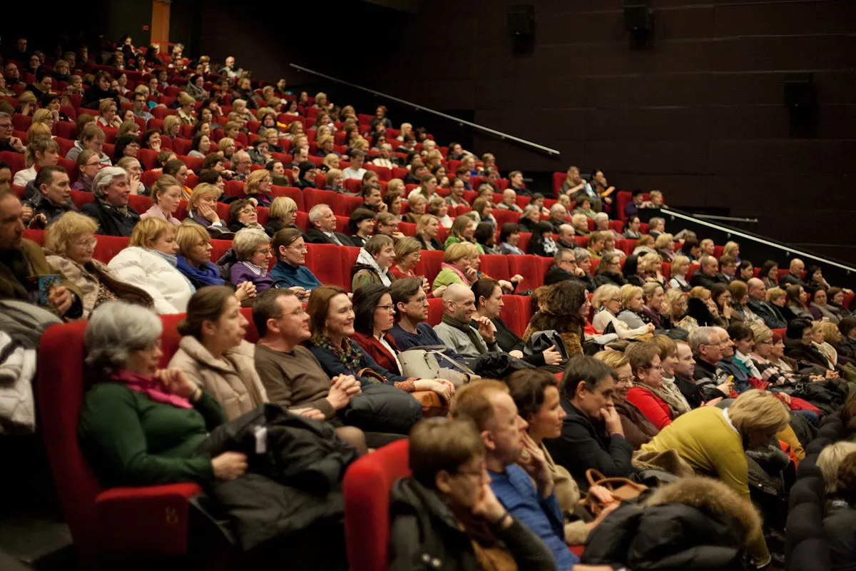 Ką daryti, kad ilgai sėdint kino salėje išlikti sveikiems?