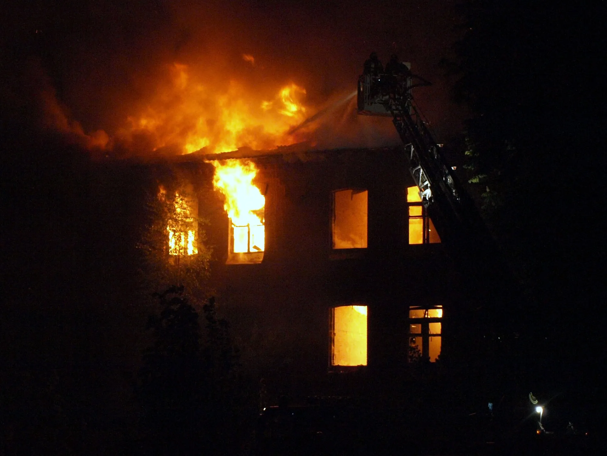 Buvusias kareivines talžė milžiniška ugnis