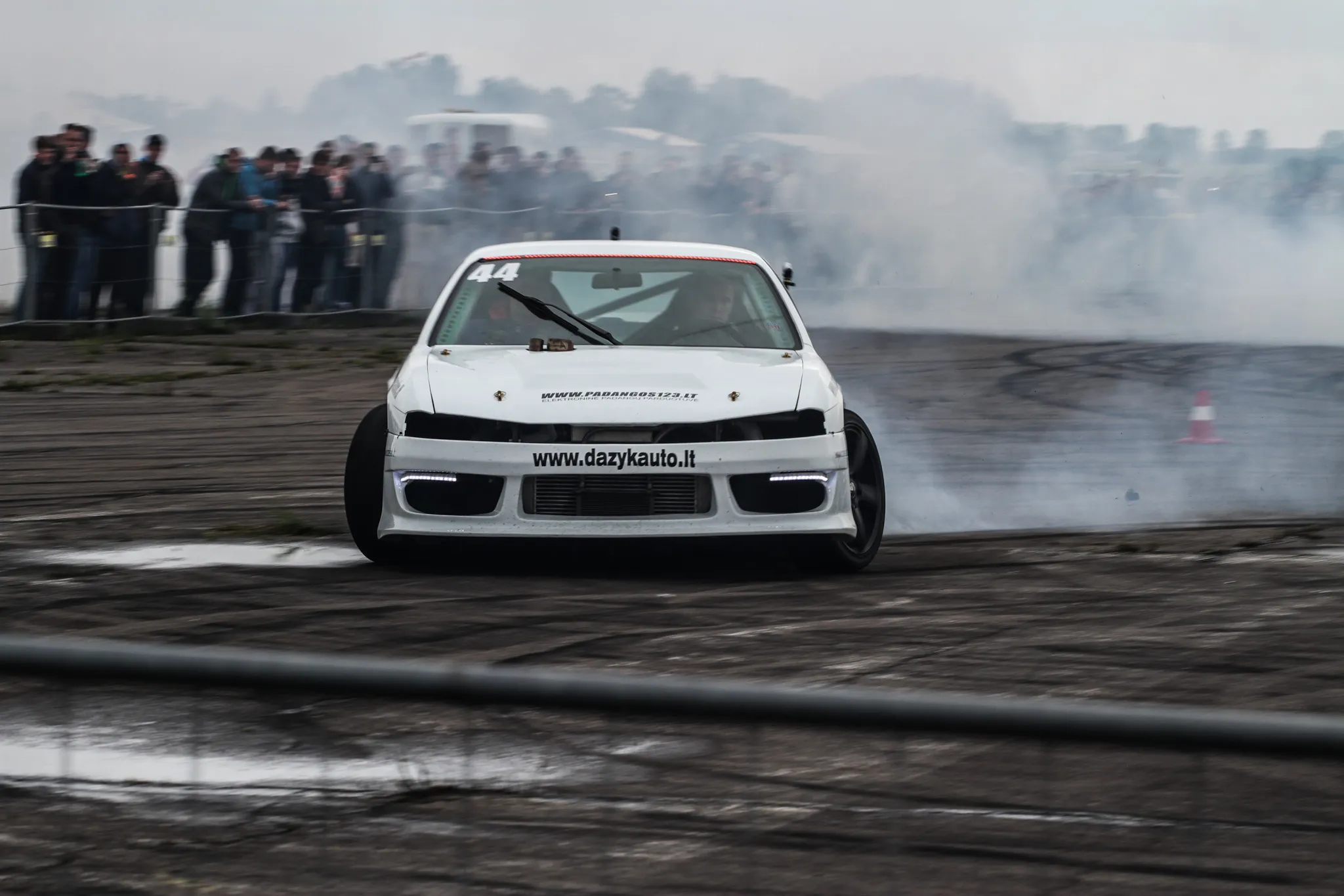 Kaune vairavimo mokykla jėgas vienija su autosportininkais