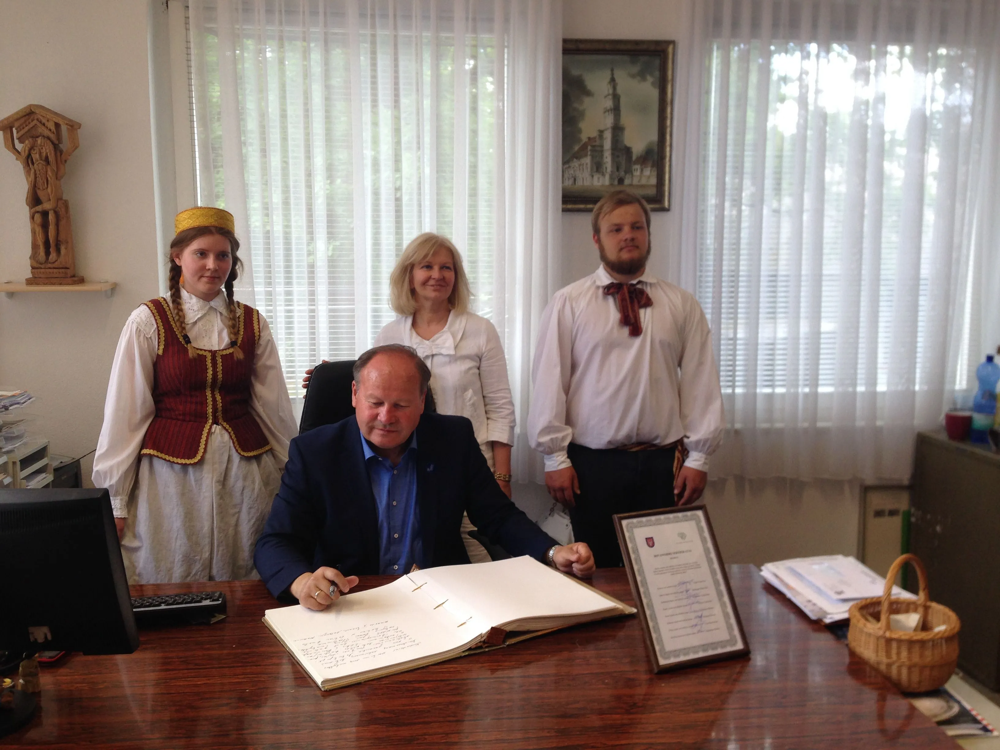 V.Makūnas pasirašė Vasario 16-osios gimnazijos svečių knygoje