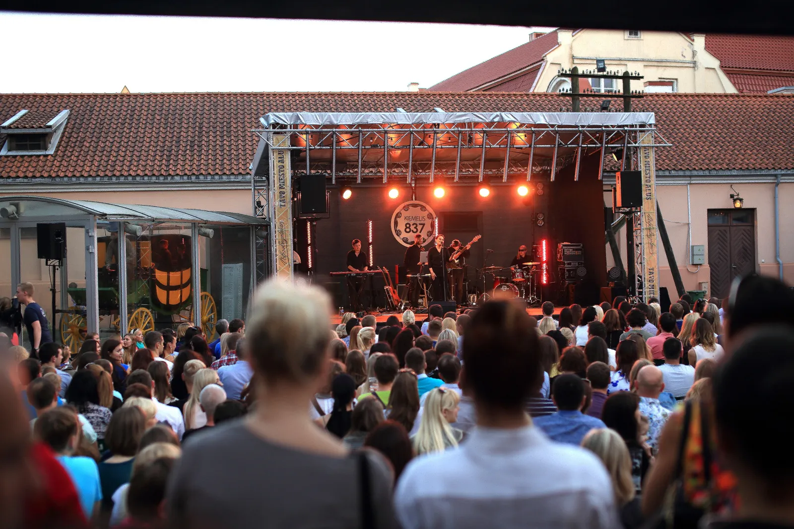 Trečiadienį ir ketvirtadienį „Ryšių kiemelyje“ atitinkamai koncertuos Linas Adomaitis ir „Skamp“