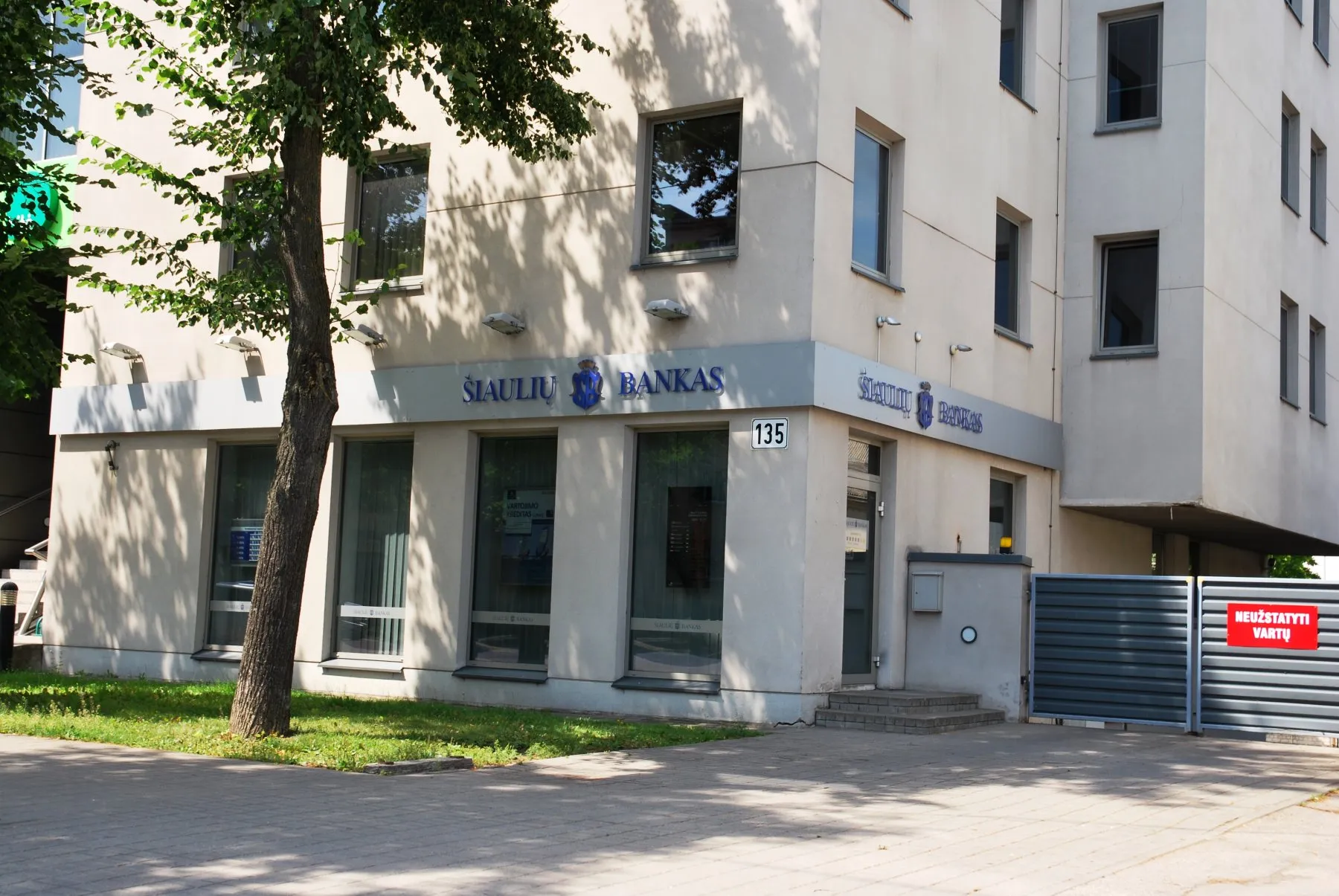 Banko filialo vadovui padovanojo vėliava