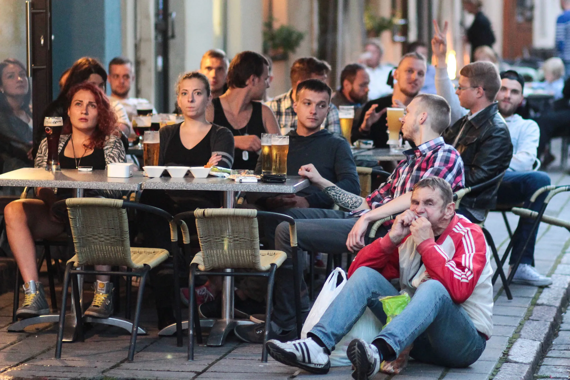 Futbolo gerbėjai užplūdo barus