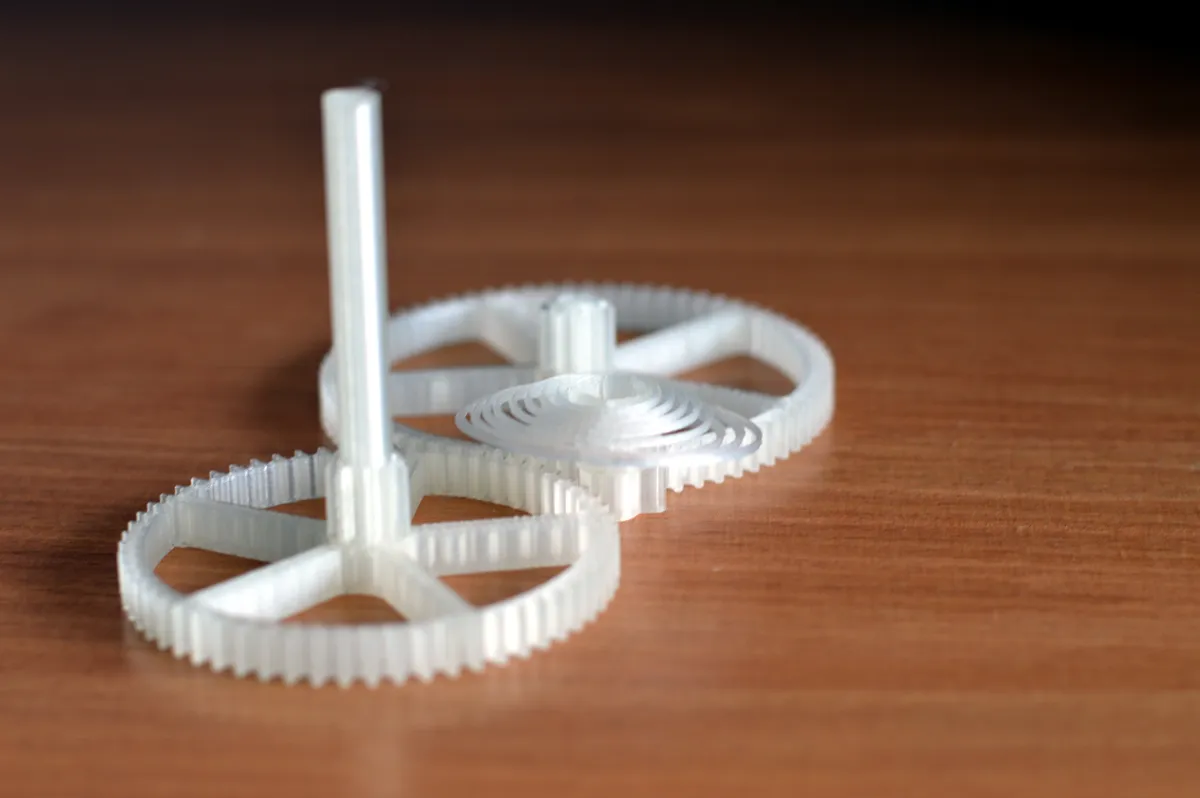 Mechaninio laikrodžio dalys atspausdintos 3D spausdintuvu