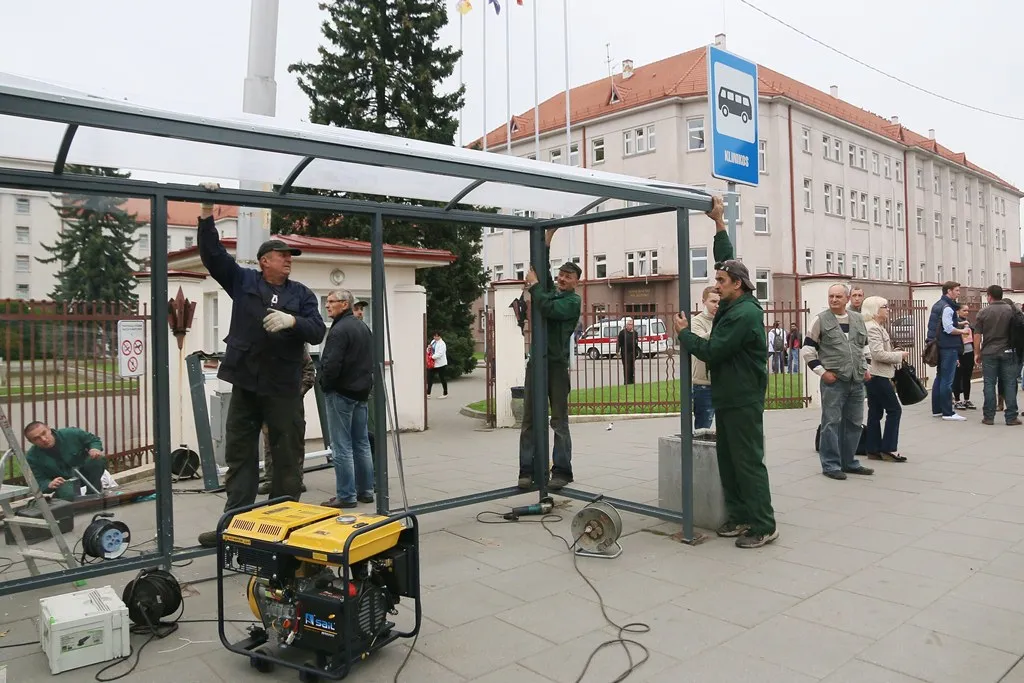 Įrengta pirmoji viešojo transporto stoginė