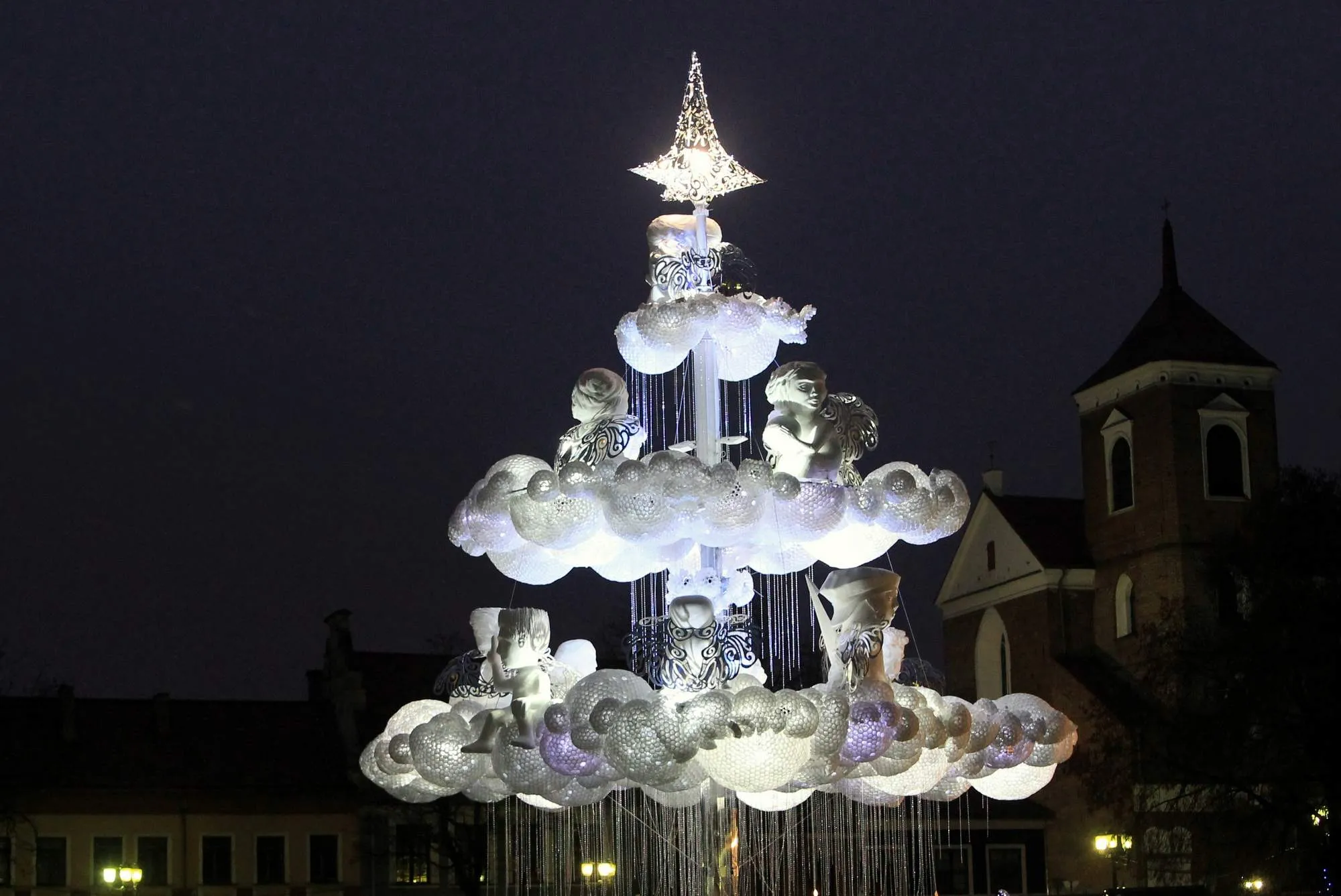 Debesų eglė traukia kauniečius ir miesto svečius