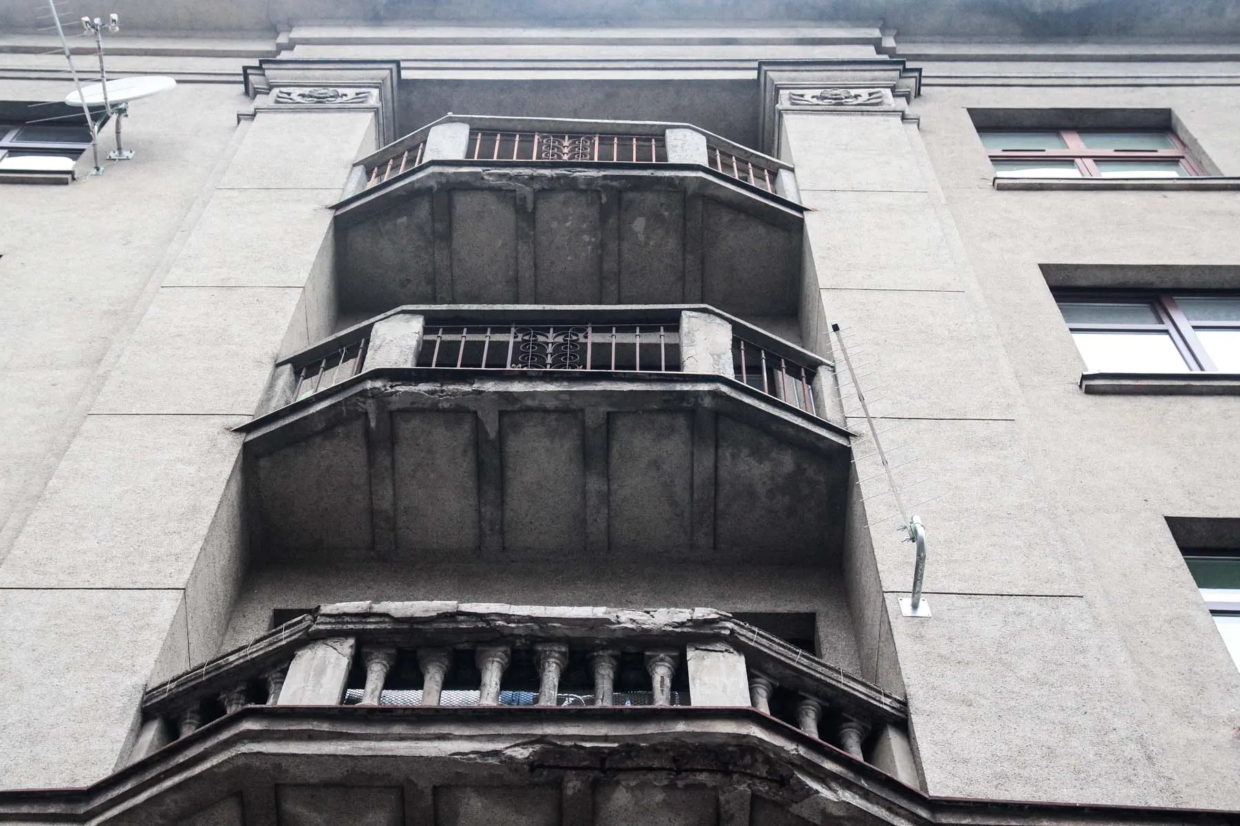 Miesto centre griūna daugiabučių balkonai