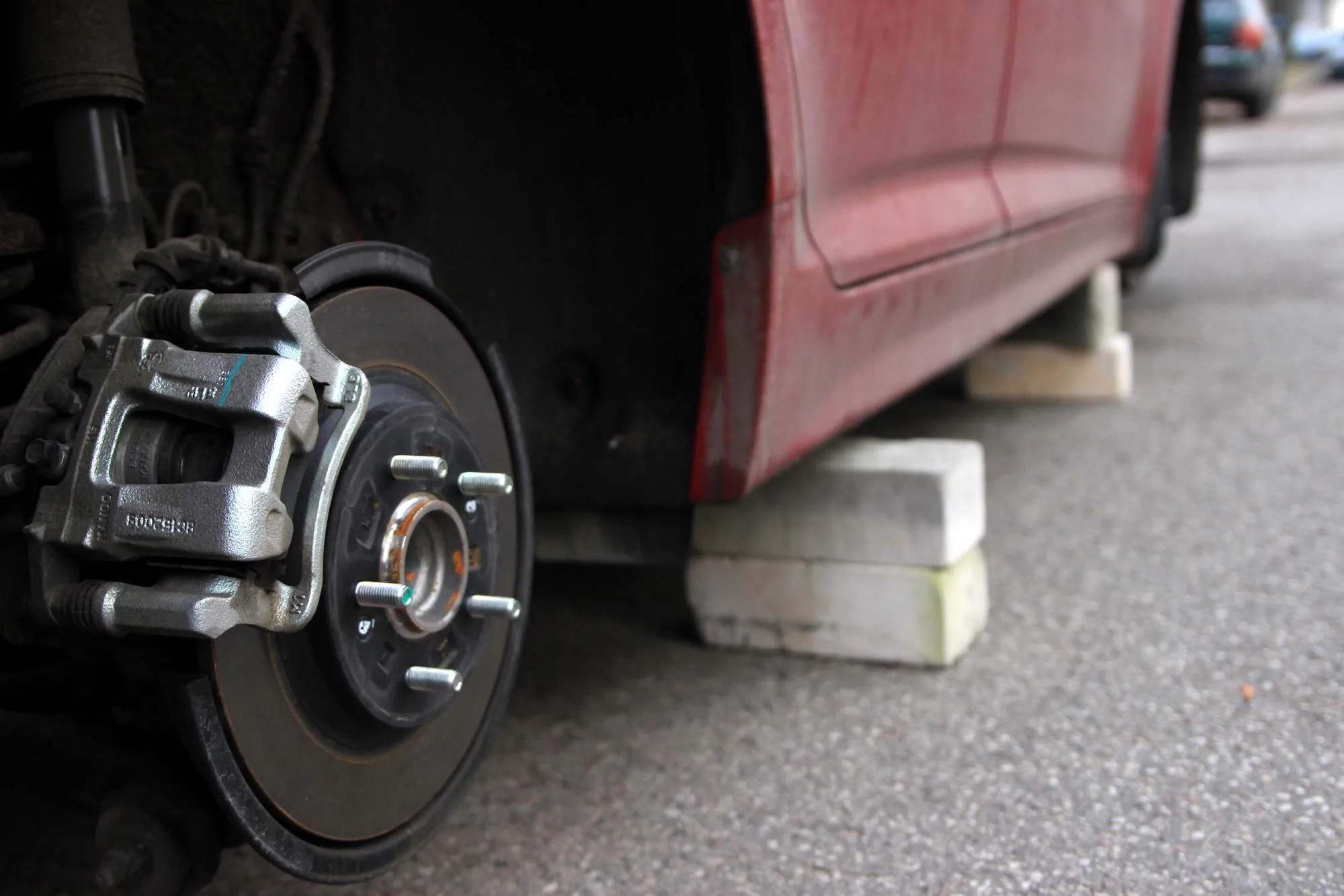 Automobilis "Kia" be ratų Žaliakalnyje