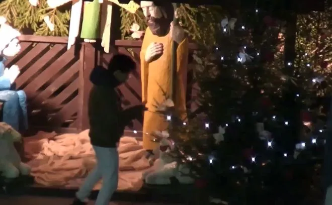 Sulaikyti neblaivūs ispanai nuo eglutės pavogę girliandą| video