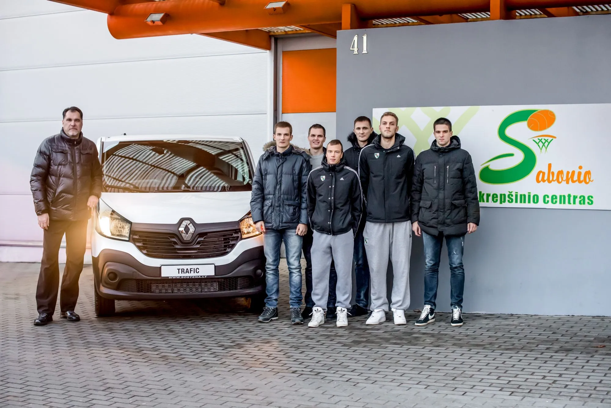 A.Sabonis džiaugiasi padovanotu automobiliu su jaunaisiais sportininkais