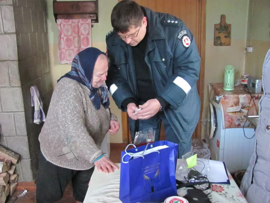 Senoliams dovanojami mobilieji telefonai