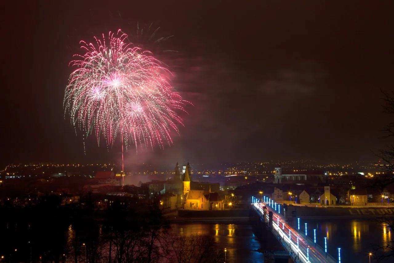 Fejerverkai stebint nuo Aleksoto apžvalgos aikštelės