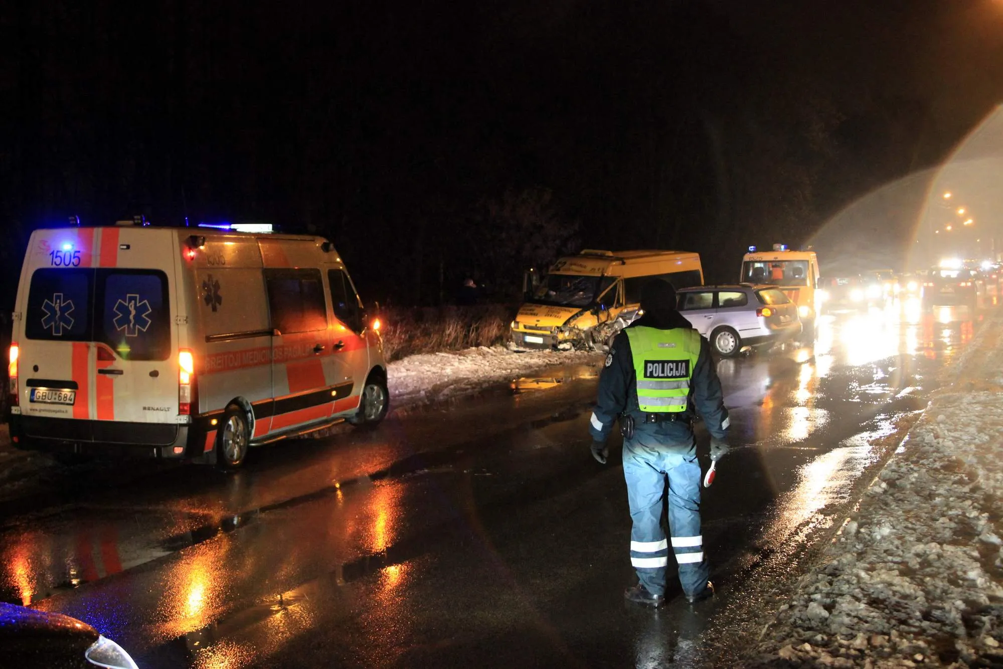 Mikroautobuso ir "VW" Passat avarija