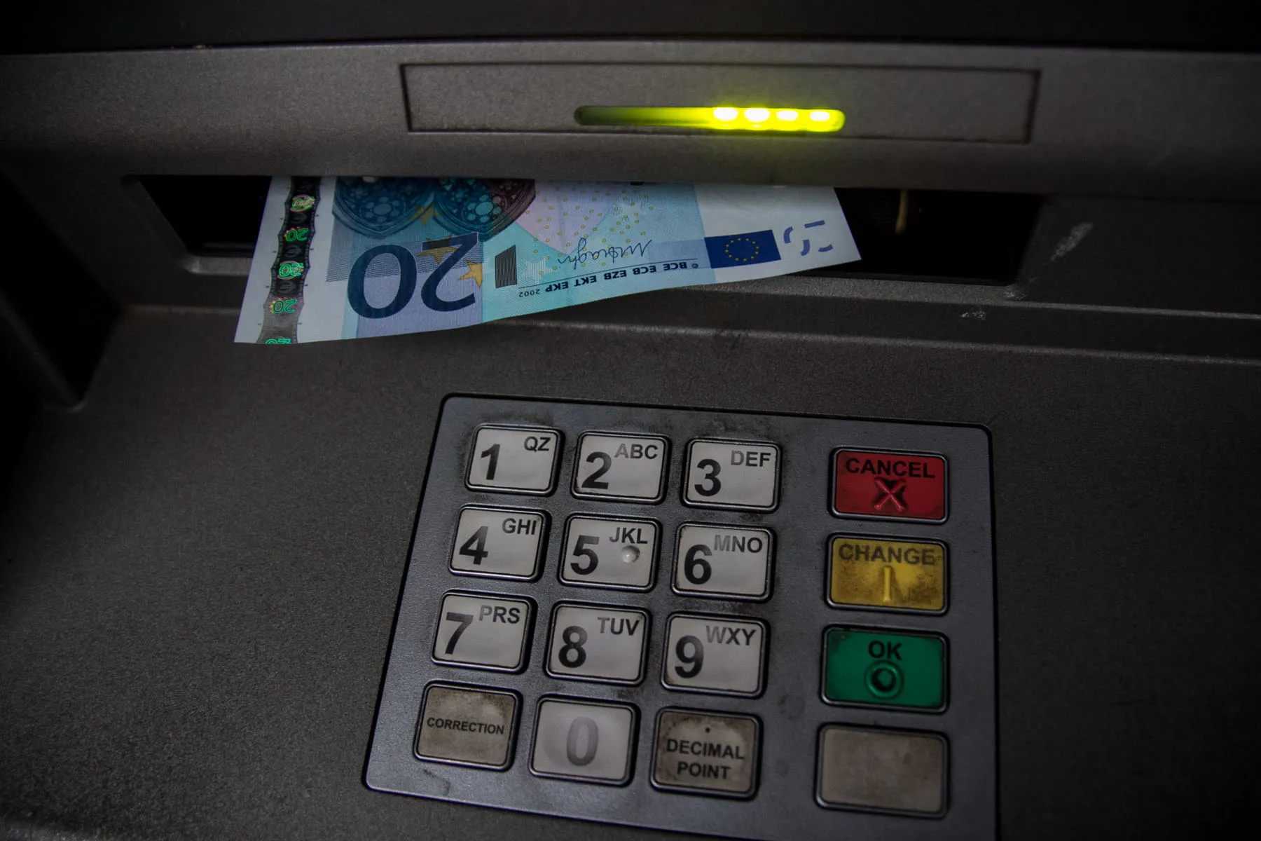 Kauniečiai atsiskaito pirmaisiais eurais