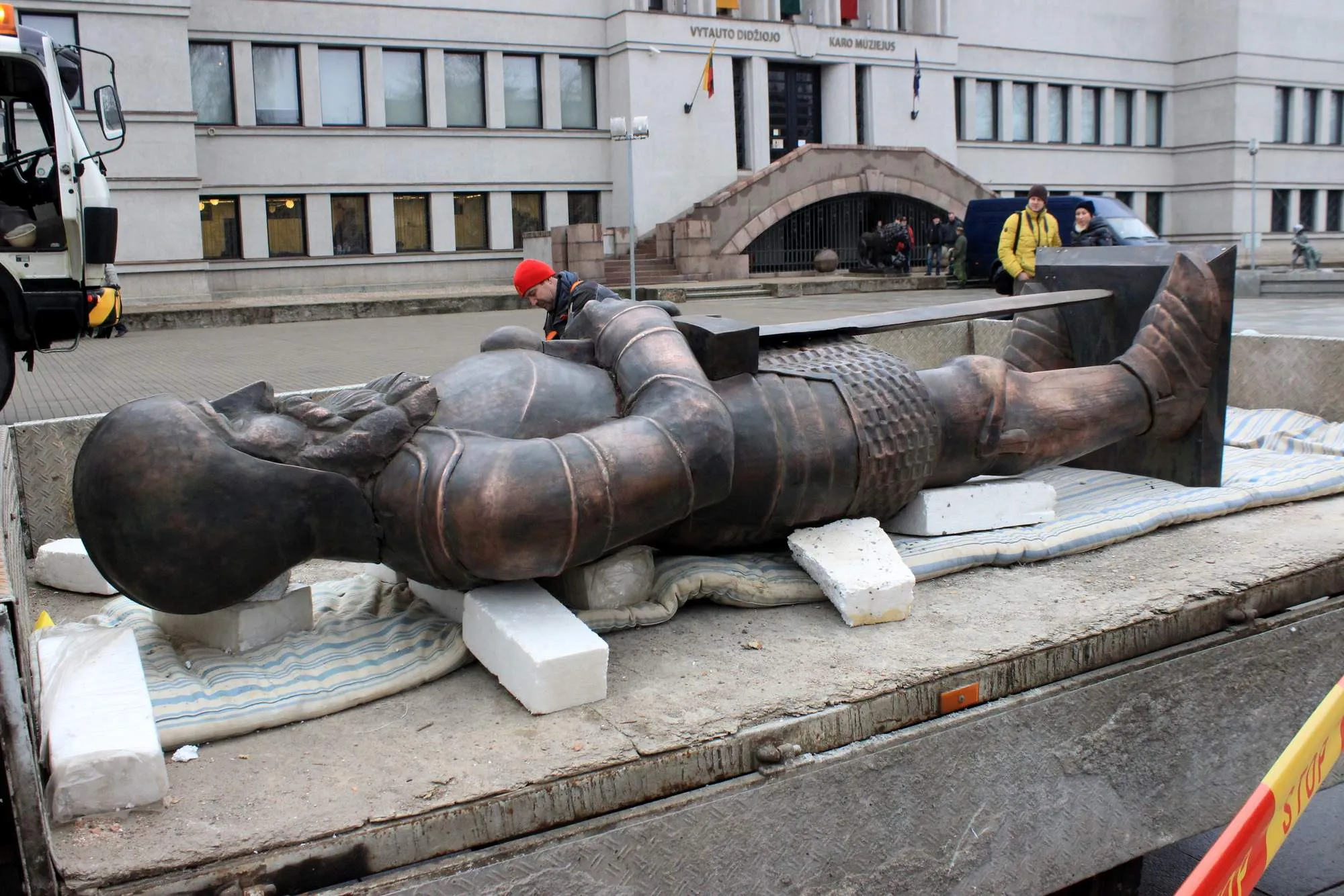 Kario skulptūra pakilo į kariliono bokštą