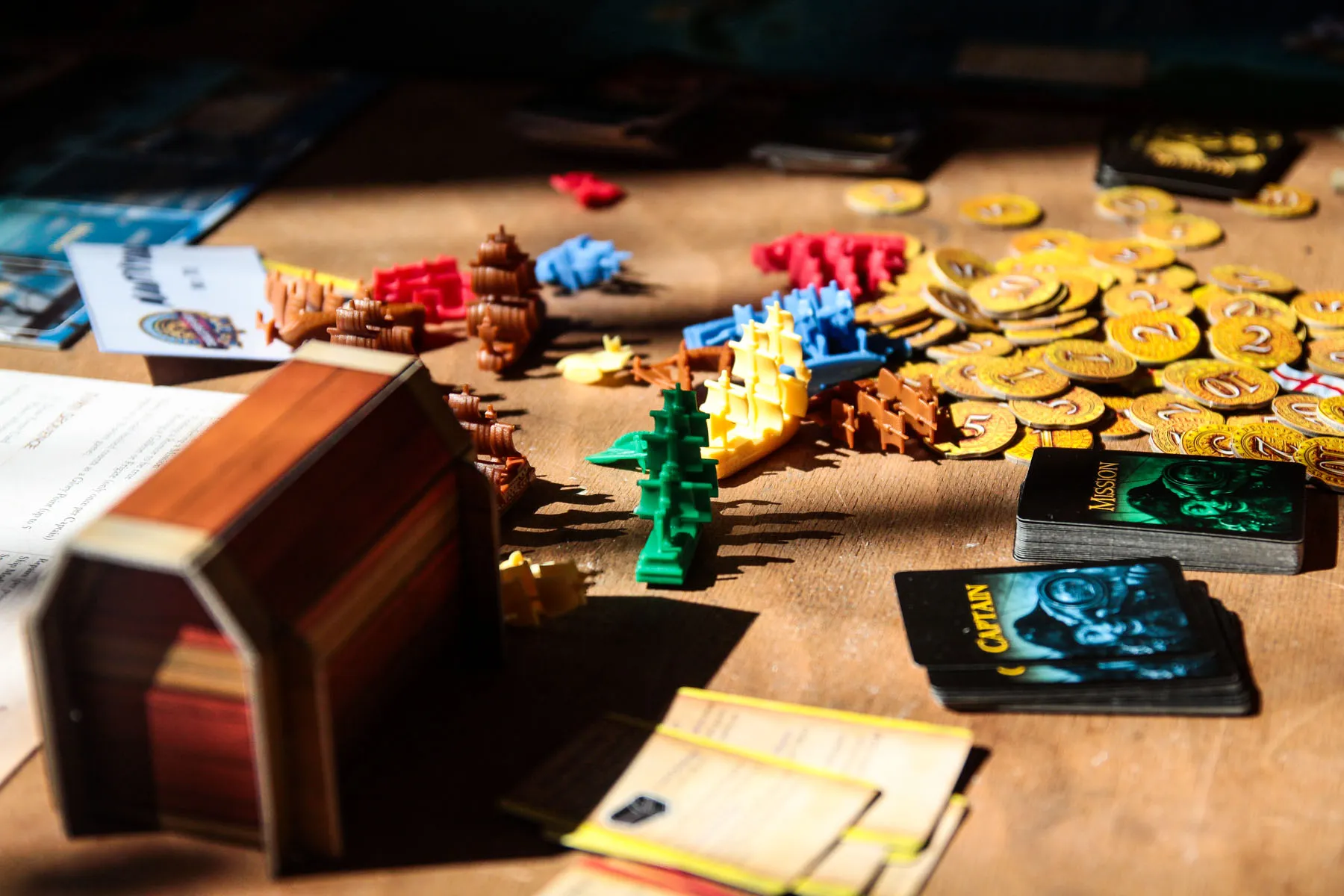 Kauniečiai sėdo žaisti stalo žaidimų