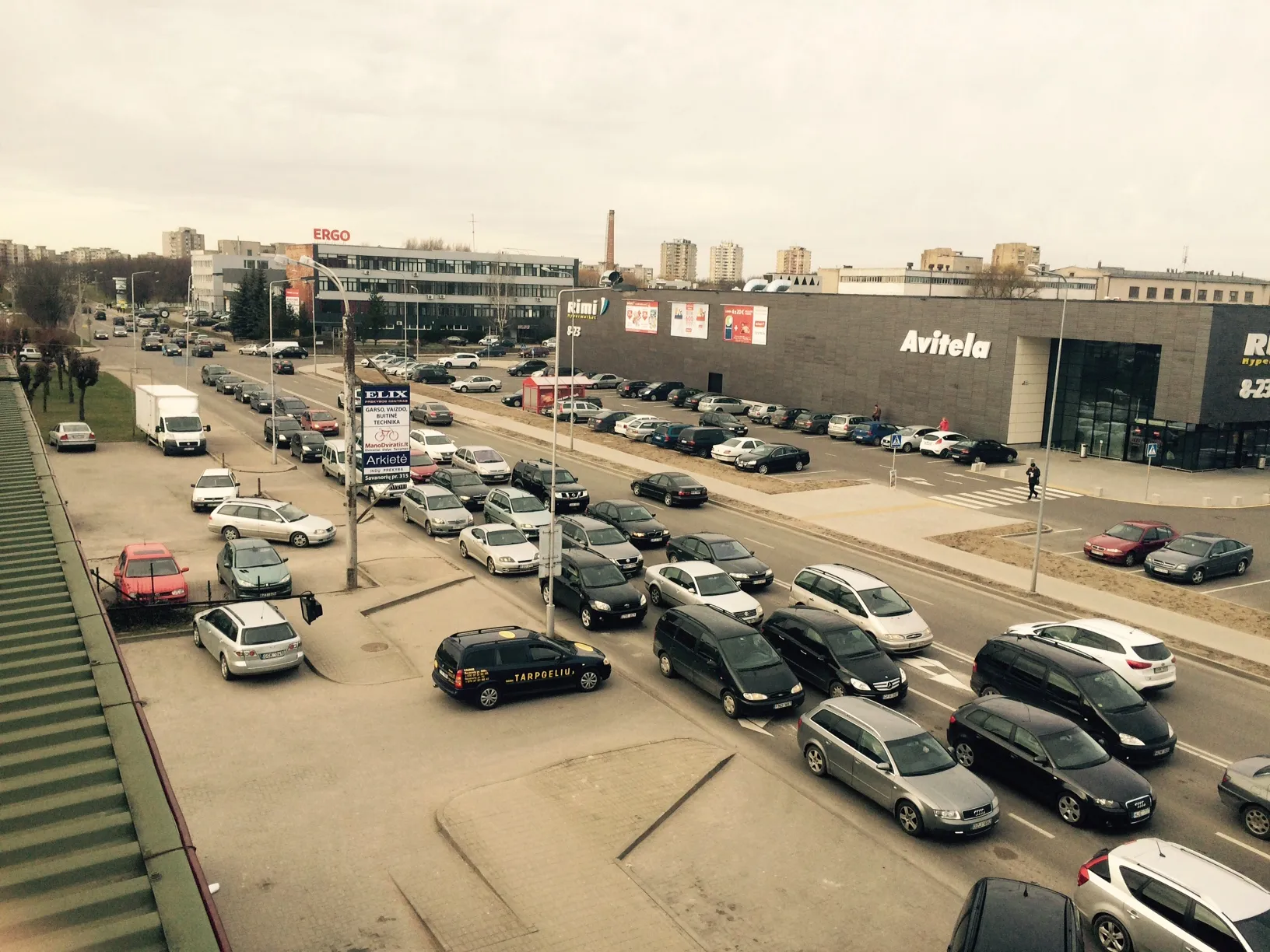 Eismas Savanorių pr. ir S. Žukausko g. sankryžoje