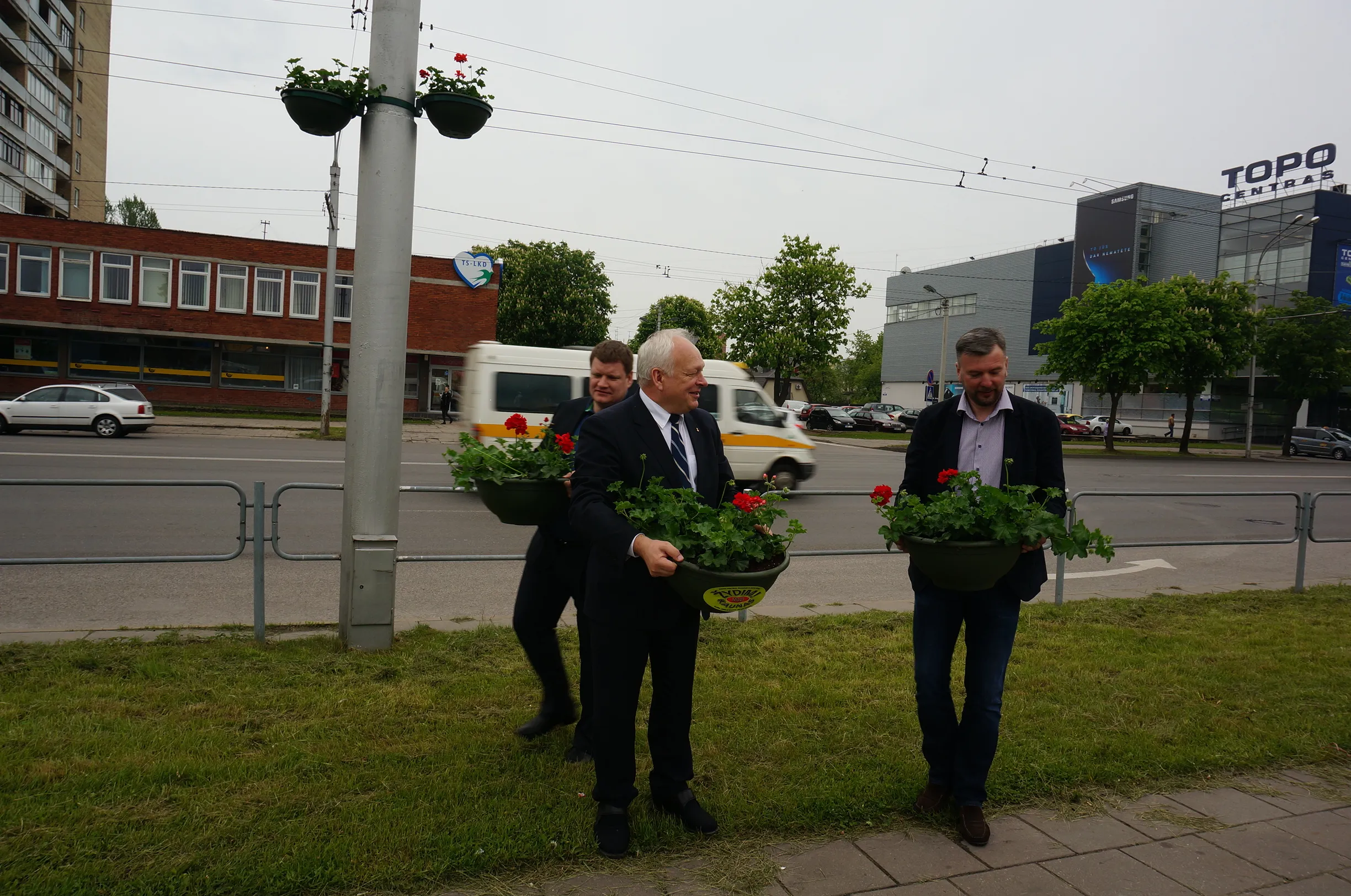 Verslininkai miestą papuošė gėlėmis