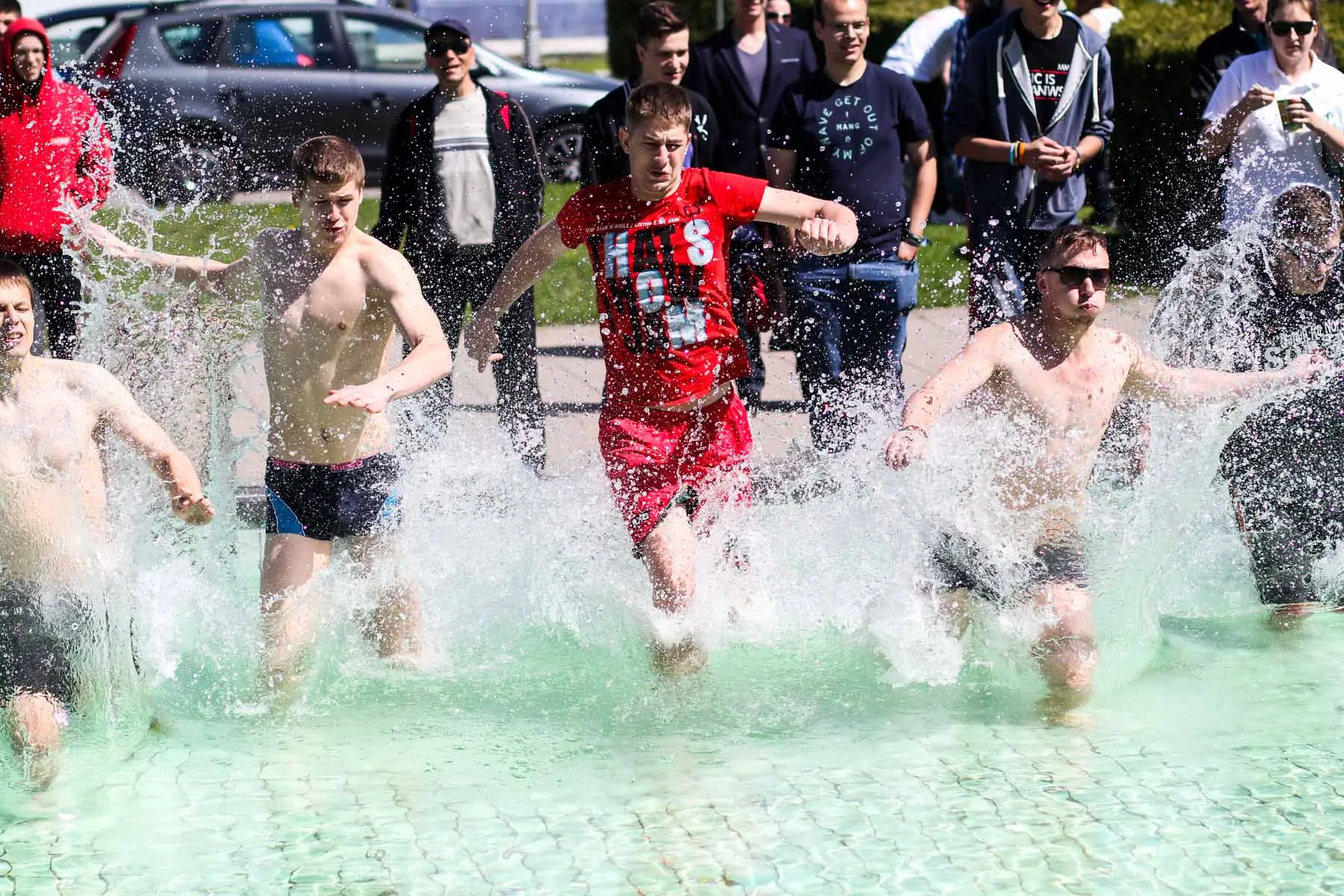 Studentai rankomis susižvejojo pietus