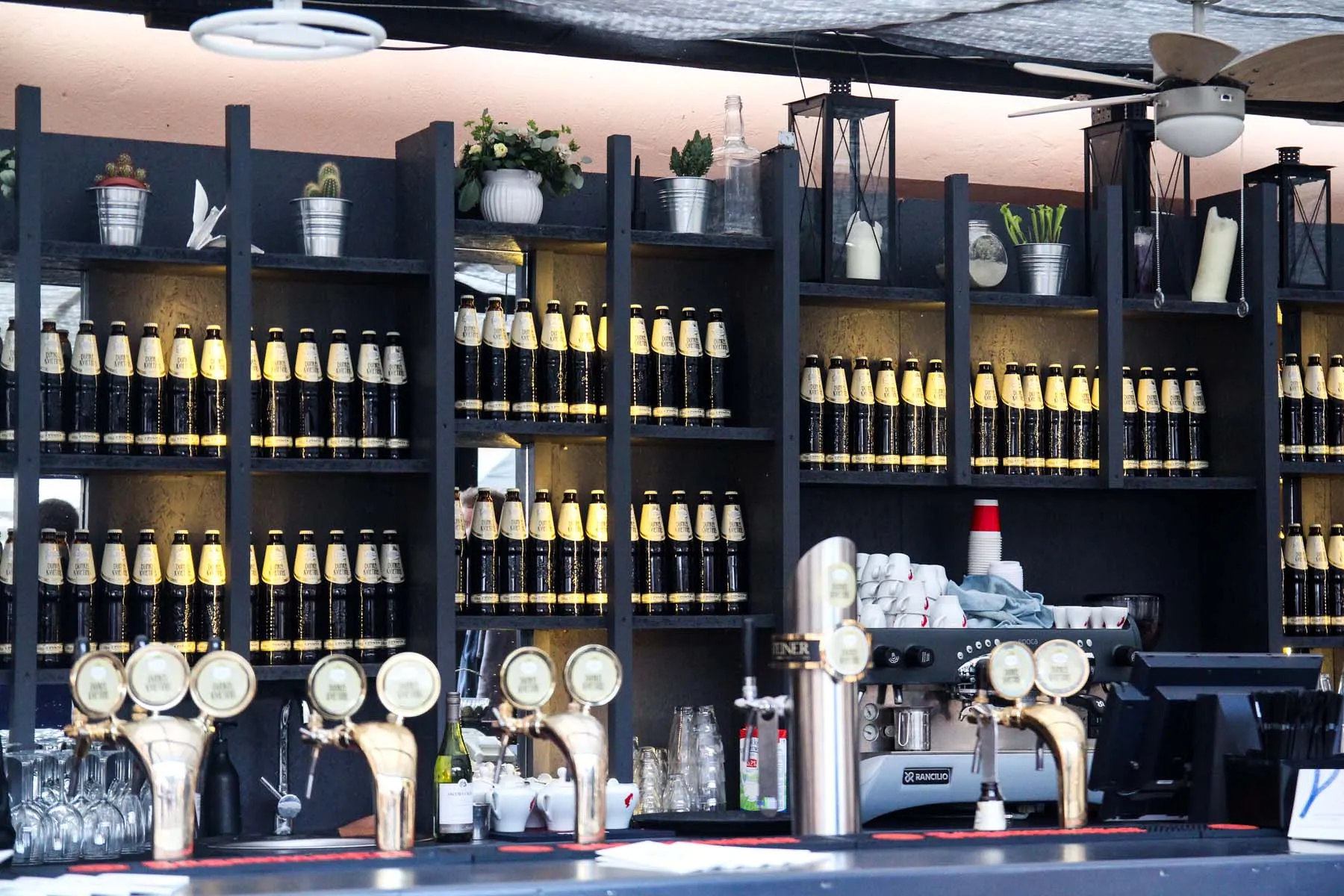 Ryšių kiemelis, Baras, Alkoholis